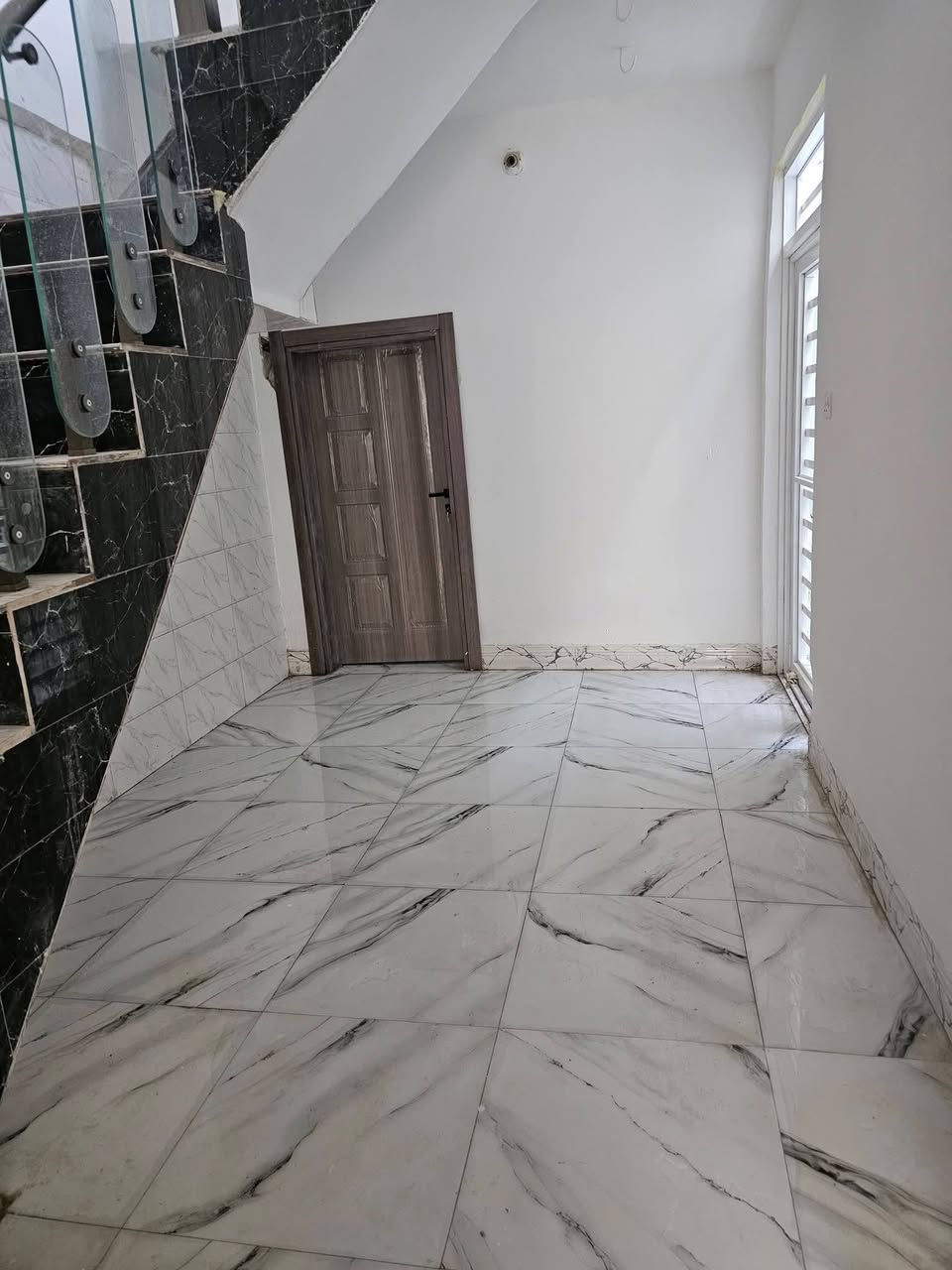 بيت في المعملجي خلف مستشفى الوارث ١٠٠ متر طابق ونص غرفة واستقبال ومطبخ اوبن على الصالة وصحيات ب الخلفي مالت البيت  والطابق الثاني  غرفة وصحياته والسطح سعره ١٢٠ وبيه مجال للطيبين او مراوس ويه بيت ١٠٠ متر فأكثر بيه ٣ غرفة نوم 
 ‎***********

نص مكتوب في الصور:
- محتوى تم إنشاؤه باستخدام الذكاء الاصطناعي ✨