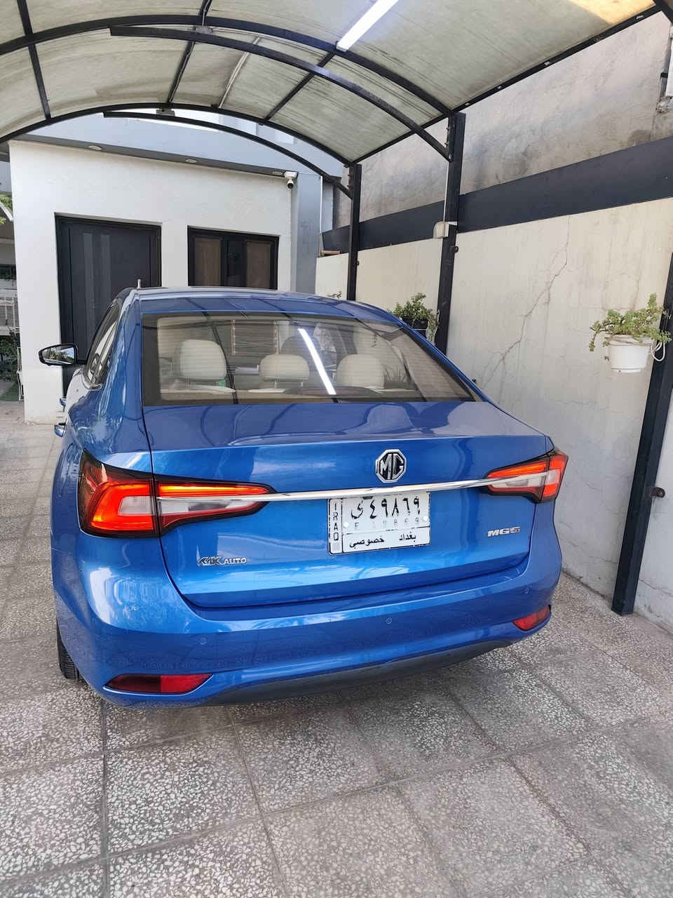 للبيع | MG5 Luxury 2022 (أعلى فئة💯) 💙 لون مميز ونادر 
سيارة شخصية بحالة ممتازة جدًا، استخدام هادئ ونظيفة من الداخل والخارج.
✅ موديل: 2022
✅ الفئة: Luxury (أعلى مواصفات)
✅ الممشى: 55,000 كم فقط
✅ اللون: أزرق مميز مع داخلية بيج
✅ فتحة سقف بانوراما
✅ تدفئة مقاعد امامية 
✅مقاعد كهرباء 
✅3 انظمة للتحكم بالستيرن
✅ تشغيل بصمة ودخول ذكي
✅ شاشة كبيرة + Apple CarPlay / Android Auto
✅ كاميرا خلفية+كاميرات 360 + حساسات امامية وخلفية 
✅ هاند بريك إلكتروني + Auto Hold
✅ مثبت سرعة
✅ جميع المواصفات الوكالة
بيها كم شخوط بسيطة اني ممصلحها لان متأثر
بس مكفولة من الصبغ والبارد والحار 
السيارة جاهزة للاستخدام، وما تحتاج أي مصروف، والحمد لله نظيفة جدًا.
💰 السعر المطلوب: (97 💸)  (قابل للتفاوض بالمعقول بعد المعاينة). 
📍 بغداد
للاستفسار أو المعاينة، التواصل على الخاص أو الاتصال. ***********
**رجاءً، للجادين فقط.**
