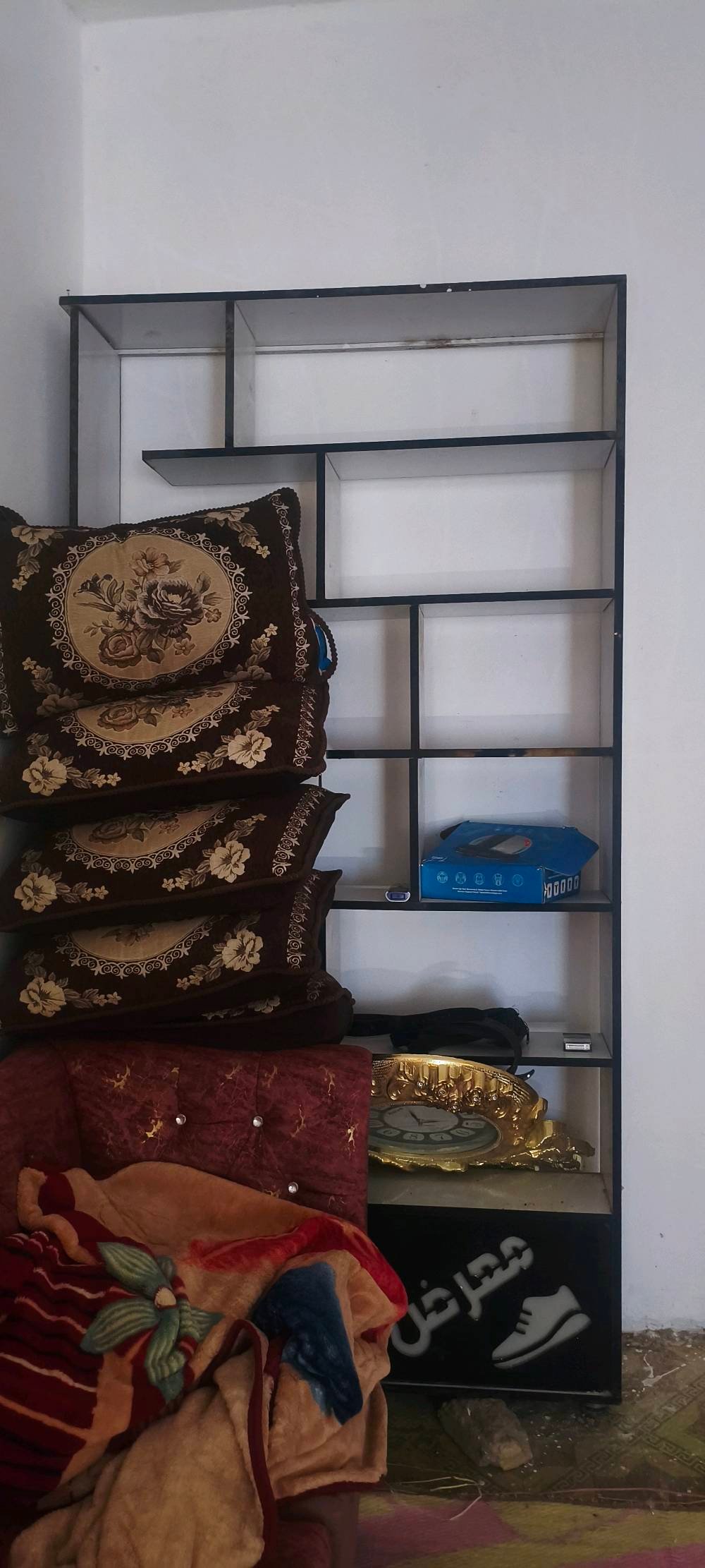 الفاترينا الأولى العريضة 
العرض متر و20 سم
الارتفاع  مترين و35سم 

الفاترينا الثانية 
العرض متر
الارتفاع مترين و35 سم
السعر 250 قابل للتفاوض 
مكاني العمارة