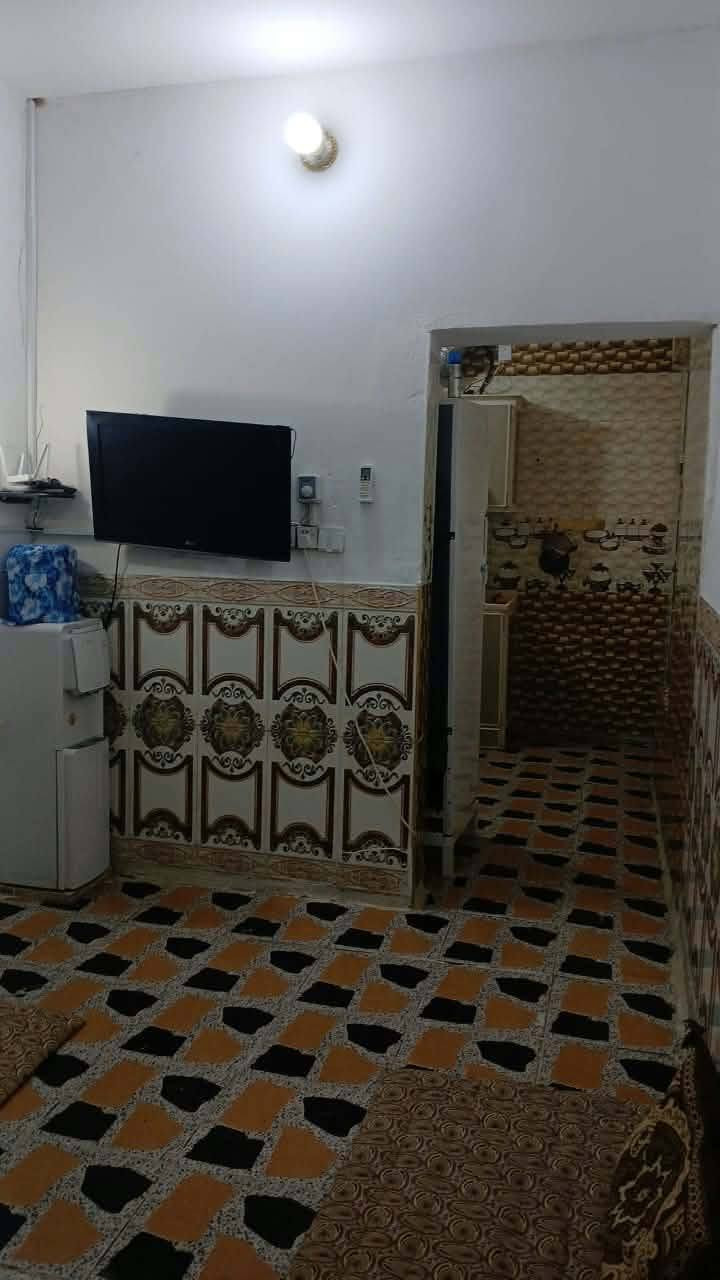 بيت للبيع المساحه 100 متر السعر 25 وبيه مجال للشراي يدلل موقع البيت حي الزهراء على شارع الشريفات مراجعة الرقم *********** يوجد لدينا عقارات اقصاد ونقد وقطع
