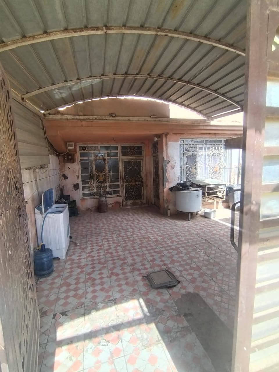 السلام عليكم دار للبيع طابو صرف باسمي
 مساحة 130 متر طابقين الطابق الأول  مطبخ غرفه نوم وصاله واستقبال وطارمه وصحيات داخليه وصحيات خارجيه ومنور ورا البيت طويل
 والطابق الثاني غرفه نوم وصحيات وصاله وسطح ومطبخ
 العنوان بابل موقعه بين المهندسين وبين الأكرمين يعني بنص منين متريد يطلعك
السعر 90 مليون وبي مجال وسعره مناسب جدا 
 للاستسفار ***********
