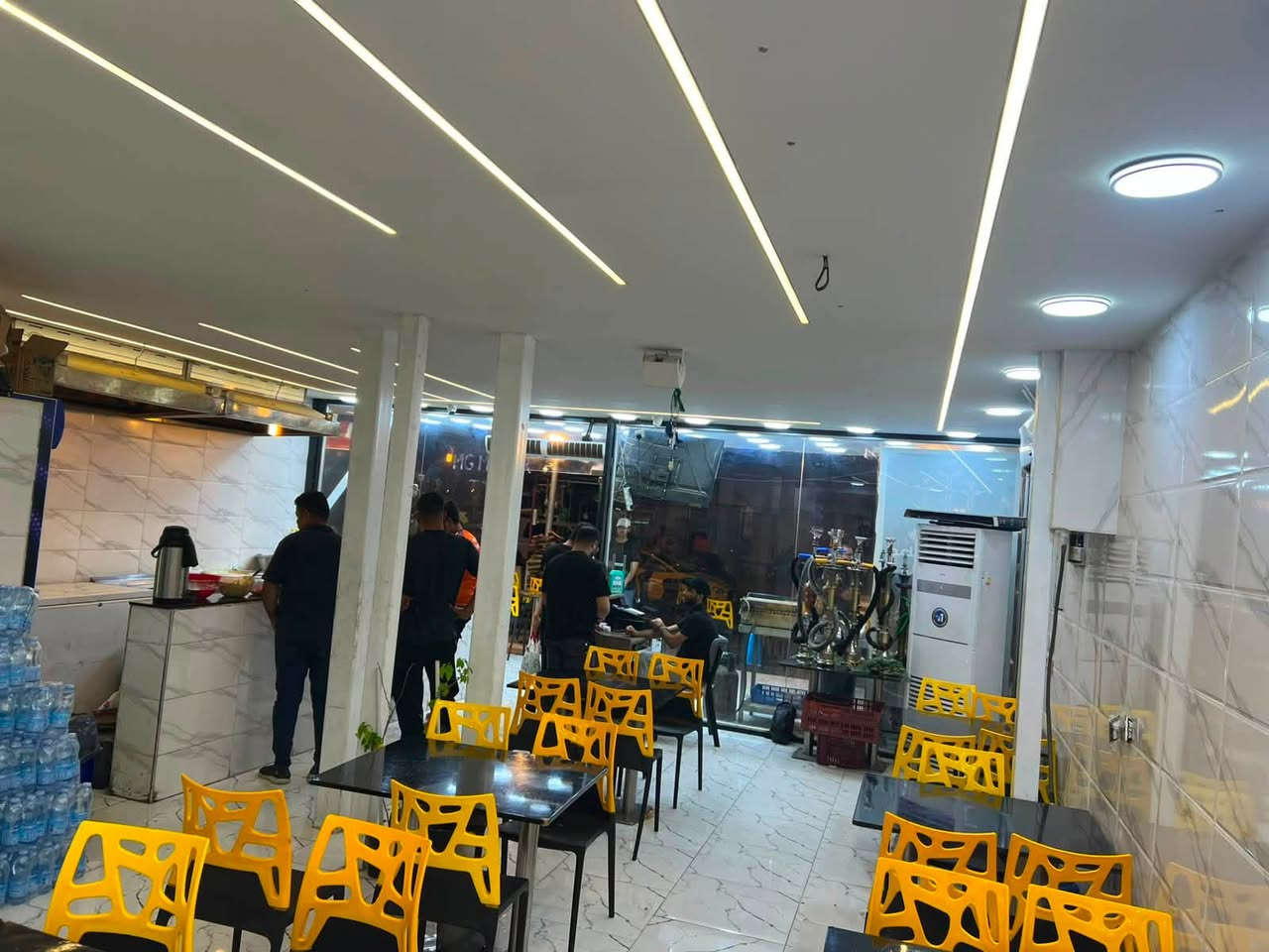 مطعم مقابيل مول الحارثيه كامل متكامل كلشي بي موجد بصف لحم بعجينه الجندول مساحته 8 الوجهيه ونزال 9 ميوزه وياه كامل بسب البيع عدم التفرغ 
***********
