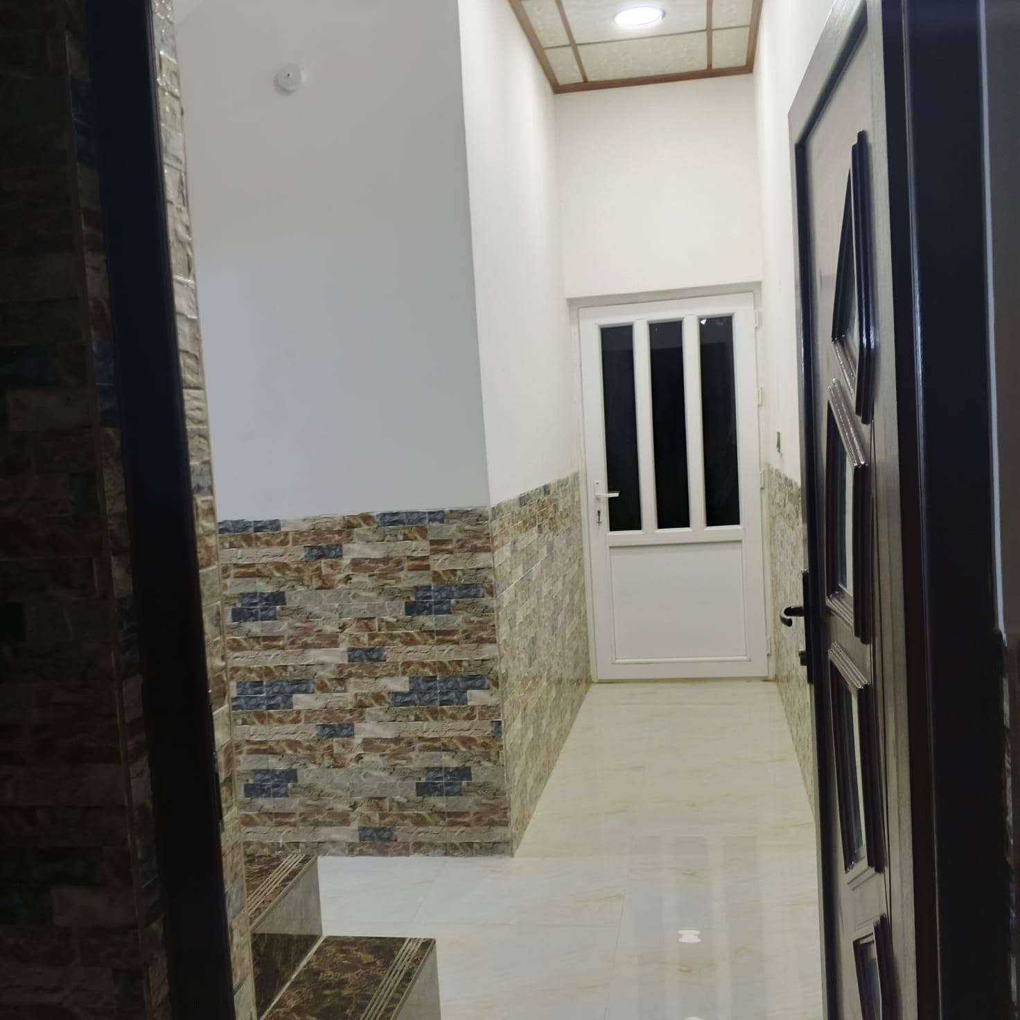 بيت للبيع فول سيراميك سقف ثانوي بيبان وشبابيك pvs تركي .مساحة/250 البيت مكون من 2غرفة منام هول استقبال مطبخ  وبيتونة طارمه صحيات منور وگراج /عنده معاملة طابو 
للاستفسار/***********/رابرين الاولى بصف ٧نيسان
