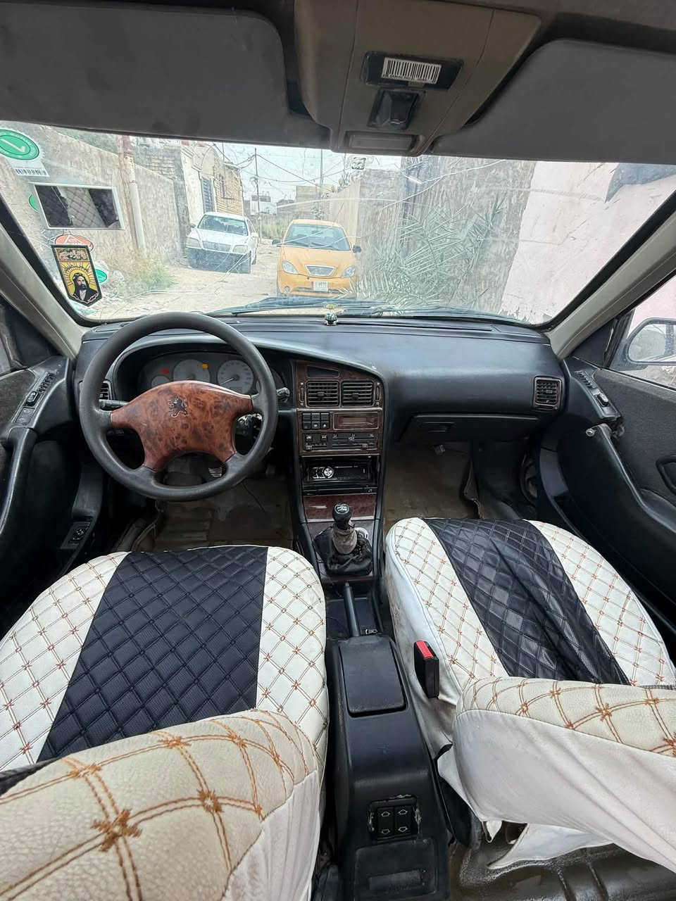 السلام عليكم سياره بيجو بارس للبيع شوفت عينك السياره نضيفه وحلوه لا ضربه لا تبديل لا صبغ موضحه بالفديو  تبريد ميشتغل بس بيهه كمبريسر منضومه كامله بالكارتون ماعدا تشحن غاز واكو بوري فالت من الراديتر مكانهه نجف كوفه وسنويتهه ل29 رقم انكليزي نجف وبرسم الخدمه السياره معروضه 30والشراي بيخير ويدلل والتواصل خاص وهاذه الرقم تواصل عليه وجزيل الشكر منكم ***********
