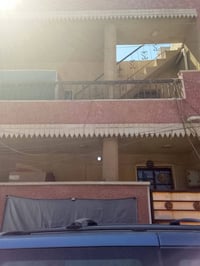 بيت للبيع واقع حال طابقين الطابق الاول يحتوي على استقبال مربعة كبيرة و...