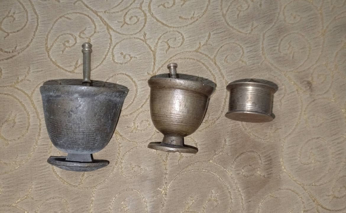 سلام عليكم
للبيع ابيعهن كلهن شلع 
3 هاونات زغار احجام مختلفه و7 خواشيك 
40 الف ويه توصيل
