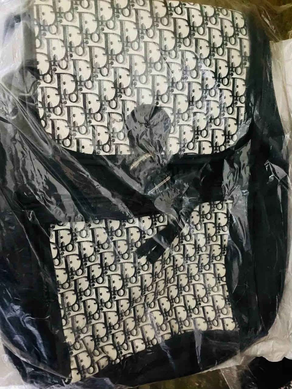 عندي مجموعه جنط جديد مدرسيه وجنطه بناتي للبيع اليفيده ع باب الله جوه سعر الجمله مكان حله قرب جسر سيف سعد ***********
