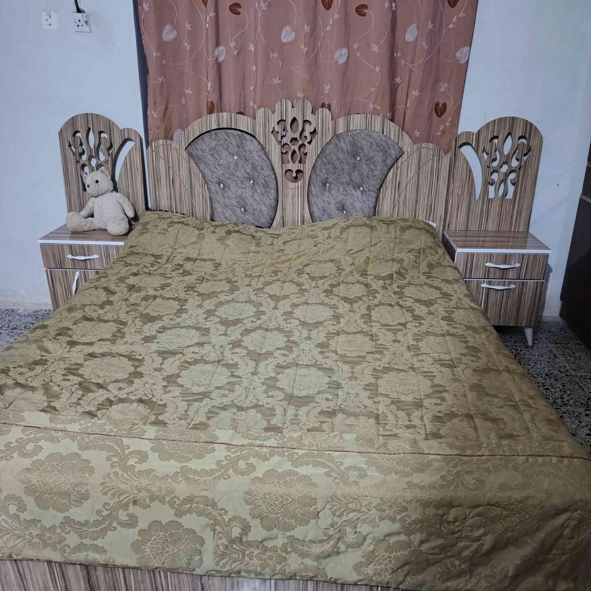 السلام عليكم يوجد غرفه نوم مع كنترو مع كاونتر للبيع للستفسار تصال على الرقم ***********
