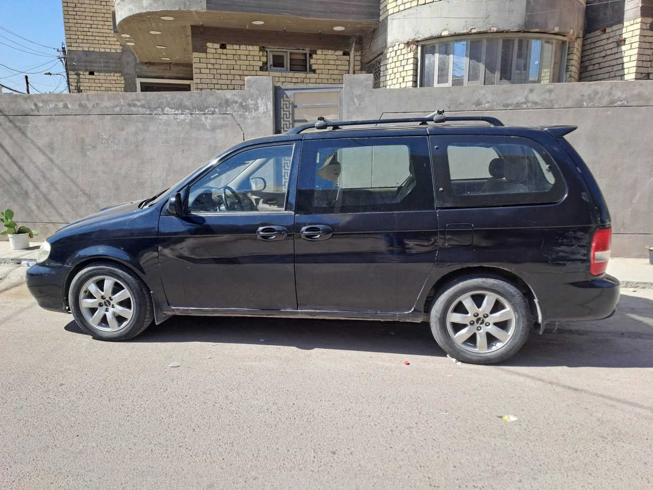السلام عليكم .. 
كيا كرنفال 2002 خصوصي
9 راكب
محرك گاز 2900 سوبر
گير عادي 
ويل كب 17
مصبوغة عام 
تبريد عاطل
السعر 41 ورقة
مكانها بغداد الدورة
للاتصال: ***********
