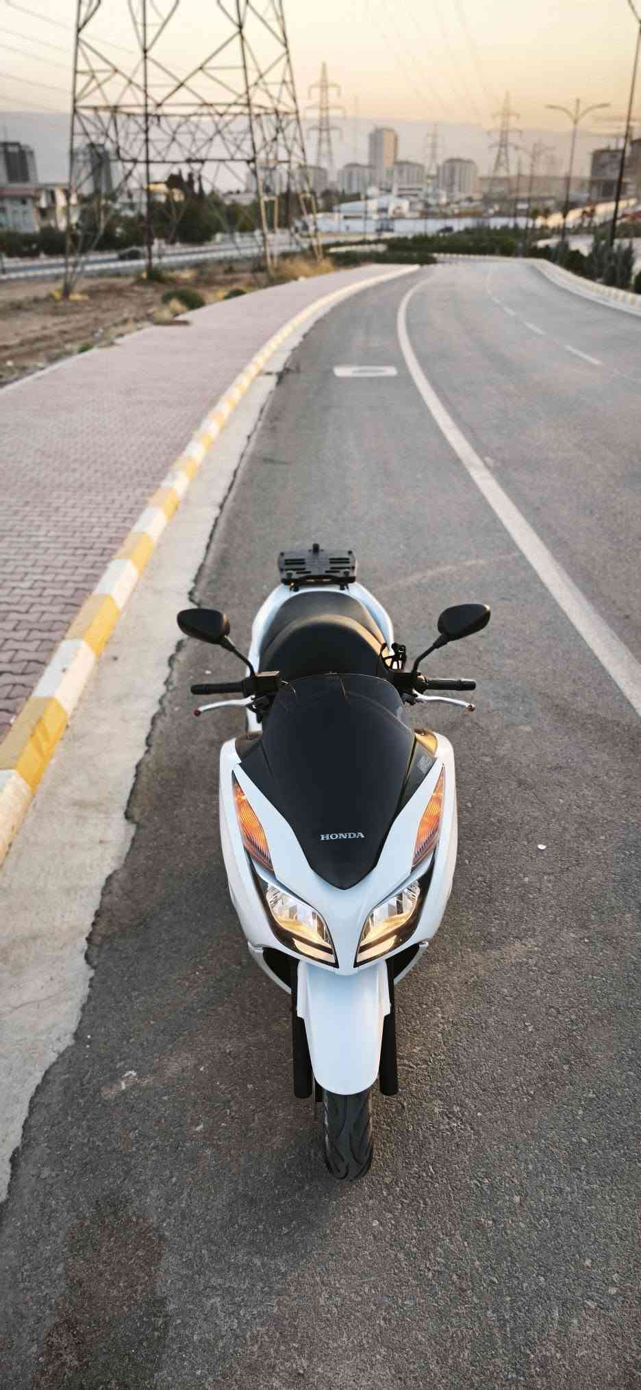 السلام علیکم.هاوڕێیان
honda forza 012
_ مۆدێل 2016
_ دژی خلیسکان ABS
_ مەکینەی 250cc
_ 92 هەزار ڕۆشتوە
_ تازە ڕۆنی مۆتۆڵی تێکراوە و فلتەریشی تازە گۆڕاوە،
_ بەنزینی موحەسەنی تێکراوە 
_ کڕیار بەس لێی ئەخوڕێت و 250 دینار مەسرەفی تێدا نیە
_ مەکینە و گێڕ و هەموگیانی بەشەرت
_ چەند شوختێکی کەمي تێدایە کەهەر دیاریش نیەو ناشرینی نەکردوە،

نمونەیە لەجوانیدا ماشاءللە

_ شوێن،سلێمانی
_واتساپ:***********
