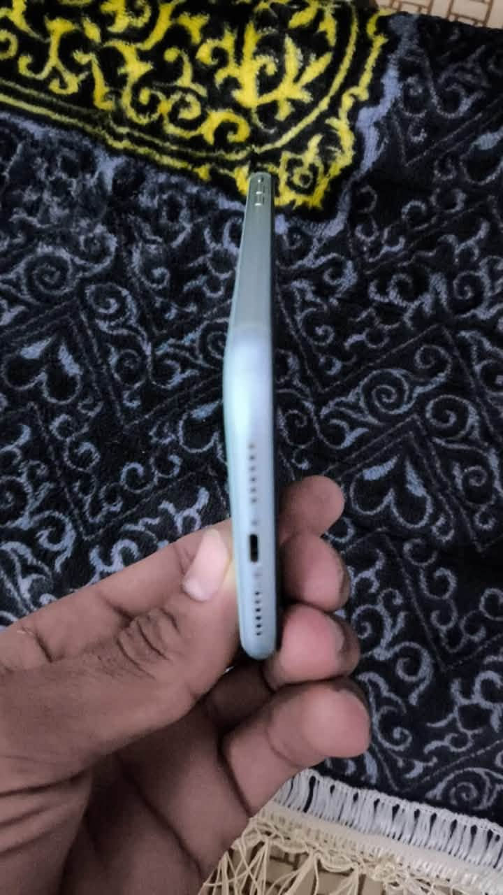 ايفون ١١ نضيف بس مبدل شاشه ٣ خيارات  بطاريه ٧٠ الذاكره ١٢٨ مكان كركوك للمراوس أو للبيع

نص مكتوب في الصور:
- ٧:٢٠
- حالة البطارية والشحن
- رسالة مهمة حول البطارية
- حالة بطاريتك متدنية جدا. يمكن أن يبدل أحد مزودي خدمة Apple المعتمده البطارية لاستعادة الأداء والطاقة القصويين.
- العثور على خيارات الخدمة...
- الحد الأقصى للقدرة
- %۷۰
- هذا قياس لقدرة البطارية مقارنة بقدرتها عندما كانت جديدة. قد تتسبب القدرة المنخفضة بتقليل ساعات الاستخدام بين عملية الشحن والأخرى.
- أقصى قدرة للأداء
- ستساعد الأنظمة المضمنة في النظام والمكونات في تخفيف آثار الأداء التي قد تلاحظها أثناء التقدم الكيميائي في عمر بطارية iPhone.
- شحن البطارية المحسن
- للحد من استنزاف عمر البطارية، يتعلم الـ iPhone من عادات الشحن اليومية، بحيث ينتظر ولا يتجاوز ۸۰٪ حتى يحين موعد حاجتك إلى استخدامه.
- تحديث البرامج >
- تحديثات تلقائية
- مشغلة
- iOS 26 يعمل بأحدث إصدار.
- iOS 26.7
- المزيد من التفاصيل
- متوفر أيضاً
- الترقية إلى iOS 27
- ٧:٢٠ القطع والخدمة تجمع Apple سجل تاريخ القطع والخدمة، وهذا السجل يعرض معلومات عن هذا الـ iPhone وحالته وتفاصيل إصلاحه. معرفة المزيد... سجل تاريخ الخدمة البطارية الخدمة الشاشة غير معروف