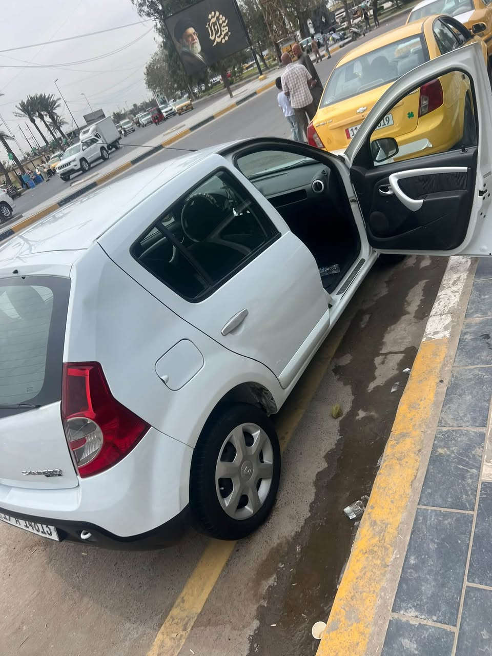 رينو سانديرو مديل ٢٠١٢  كير محرك خير من الله ماشيه ٥٩ الف فقط تخم تايرات كهربائيات كله شغالة شاشة كامرة خلفية فيت بم جديد باتري جديد سنتر لوك جام كهرباء 
رقم الهاتف ***********
بغداد العبيدي بيع او مراوس شعندك نزل
السعر 55 ورقة
