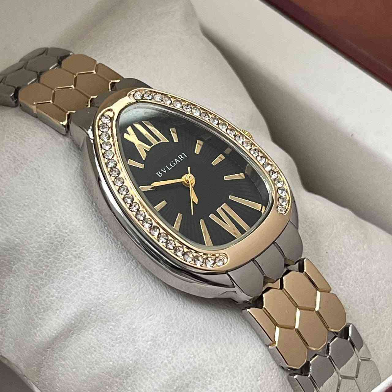 ✨ ساعة بلغاري سيربينتي (Bulgari Serpenti) الأنيقة 🐍💎
تصميم رأس الأفعى الأيقوني مع إطار مرصع بحبيبات زيركون براقة ومينا أسود بأرقام رومانية كلاسيكية ✨
متوفرة الآن بـ 3 ألوان مميزة:
▫️ الفضي الفاخر ⚪
▫️ الميكس (فضي وذهبي) 🟡⚪
▫️ الروز غولد الملكي 🌸
📋 أبرز المواصفات:
🔹 قطر الهيكل: 33 ملم 📏
🔹 الوزن: خفيف ومريح على اليد (~ 75 غرام) ⚖️
🔹 المينا والزجاج: مينا أسود أنيق مع زجاج مقاوم للخدش 
🔹 السوار: ستانلس ستيل عالي الجودة بتصميم حراشف مرن 🔗
🔹 الحركة: ماكينة كوارتز دقيقة وعملية ⚙️
🔹 مقاومة الماء: مقاومة للرذاذ والاستخدام اليومي 💧
💰 الأسعار والعروض الخاصة:
🏷️ القطعة الواحدة: 13,000 دينار
🏷️ قطعتين: 24,000 دينار فقط
🏷️ 3 قطع: 33,000 دينار فقط
🚚 والتوصيل مجاني لكافة محافظات العراق! 🆓🇮🇶
🛒 للطلب والاستفسار:
📩 راسلنا مباشرة على رسائل الصفحة (الخاص)
📲 أو عبر الواتساب على الرقم: ***********
🚚 تفاصيل الاستلام:
📦 إمكانية فتح وفحص المنتج ومعاينته قبل الاستلام والتسليم
💵 الدفع نقدًا عند الاستلام
✅ ضمان فحص للتأكد من سلامة الساعة وشغّاليتها 100%
#ساعات_نسائية #بلغاري #Bulgari #ساعة_بلغاري #بلغاري_سيربينتي #BulgariSerpenti #عروض_خاصة #توصيل_مجاني #ساعات_العراق

