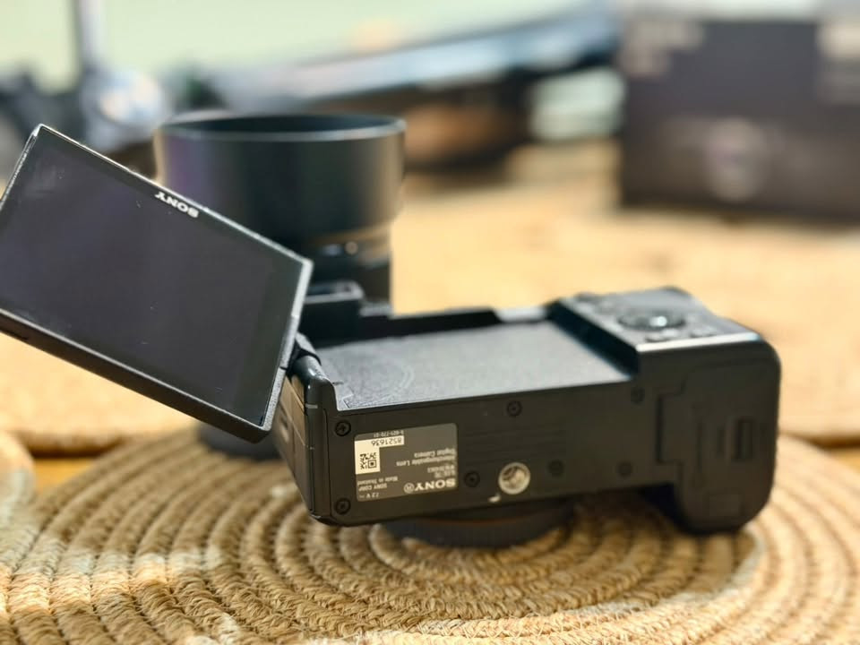 📸 للبيع Sony A7C Full-Frame + عدسة 50mm
فرصة للمصورين وصنّاع المحتوى 🎥📷
كاميرا Sony A7C Full-Frame بحالة ممتازة جداً، استخدام نظيف ومحافظ عليها.

🔥 المواصفات:

• Full-Frame CMOS Sensor
• دقة 24.2MP
• تصوير فيديو 4K حتى 30fps
• تصوير Slow Motion حتى 120fps – Full HD
• نظام تركيز سريع ودقيق Fast Hybrid AF
• تتبع العين والوجه
• تثبيت صورة داخلي 5-Axis IBIS
• ISO من 100 إلى 51200
• شاشة لمس متحركة بالكامل Fully Articulating Touchscreen
• منظار إلكتروني EVF
• Wi-Fi + Bluetooth
• وزن خفيف وتصميم عملي جداً للتصوير الخارجي والسفر

🔭 العدسة:

Sony 50mm — ممتازة للبورتريه، المقابلات، التصوير السينمائي وصناعة المحتوى.

🎁 الملحقات:

✅ ترايبود
✅ حماية / Gelatin
✅ الملحقات الأصلية الموجودة مع الكاميرا
✅ كل شيء ظاهر بالصور داخل العرض

✨ الحالة: ممتازة جداً ونظيفة
📍 الموقع: بغداد 

💰 السعر: [مليون ونص]

❌ البيع فقط، لا أبدل.
📩 للجادين فقط، 
***********

كاميرا Full-Frame احترافية بحجم صغير — جاهزة للتصوير مباشرة 🎬
