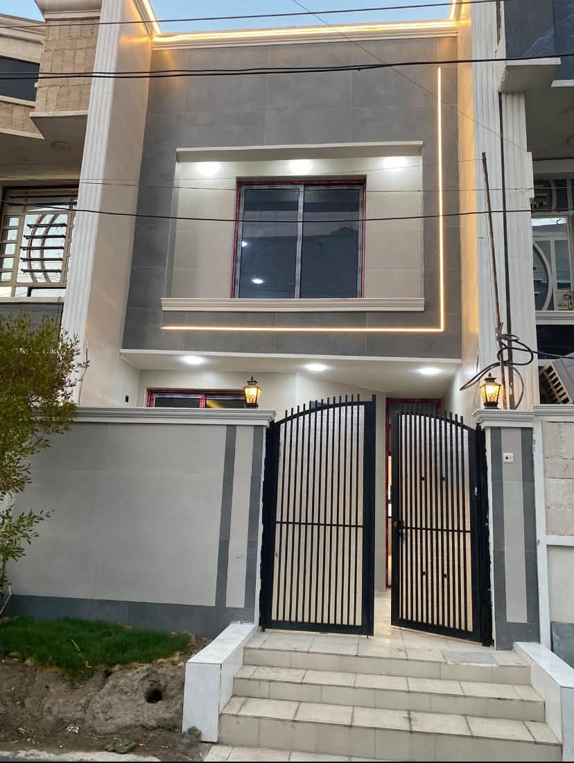 🏡 فـرصة مـمـيزه لـلـبيع  تـريـده سـكـن لو استثماررر  ✨🔥
📍 الموقع: حي الجهاد – ديـوان المخابرات قرب شارع 60

📐 المساحة: 100 متر

📏 الواجهة: 5 متر

📏 النزال: 20 متر

🏠 تفاصيل العقار:

✔️ بيت زيرو

✔️ مدخلان

✔️ 3 غرف نوم واسعة تناسب العائلة

✔️ مطبخ عملي وحديث

✔️ صحيات عدد (2) بتصميم عصري

✔️ شرفة بإطلالة رائعة على مساحة خضراء 🌳

✔️ إضاءة طبيعية مثالية طوال اليوم 🌞

✨ مميزات العقار:

✅ موقع راقٍ وهادئ

✅ قريب من جميع الخدمات

✅ تشطيب حديث وجاهز للسكن

✅ مناسب للعوائل والاستثمار

 الـسعرر 245بي مجال

📞 للتواصل والاستفسار ***********واتساب موجود وتصوير موجود 

📩 راسلنا عبر الخاص أو تواصل مع مكتبنا للحصول على جميع التفاصيل وحجز موعد للمعاينة.

#دليل_العقارات_العراقية #عقارات_العراق #بيت_للبيع #حي_الجهاد #بيع_عقار #شراء_عقار #استثمار_عقاري #بيوت_العراق #العراق #فرصة_عقارية
