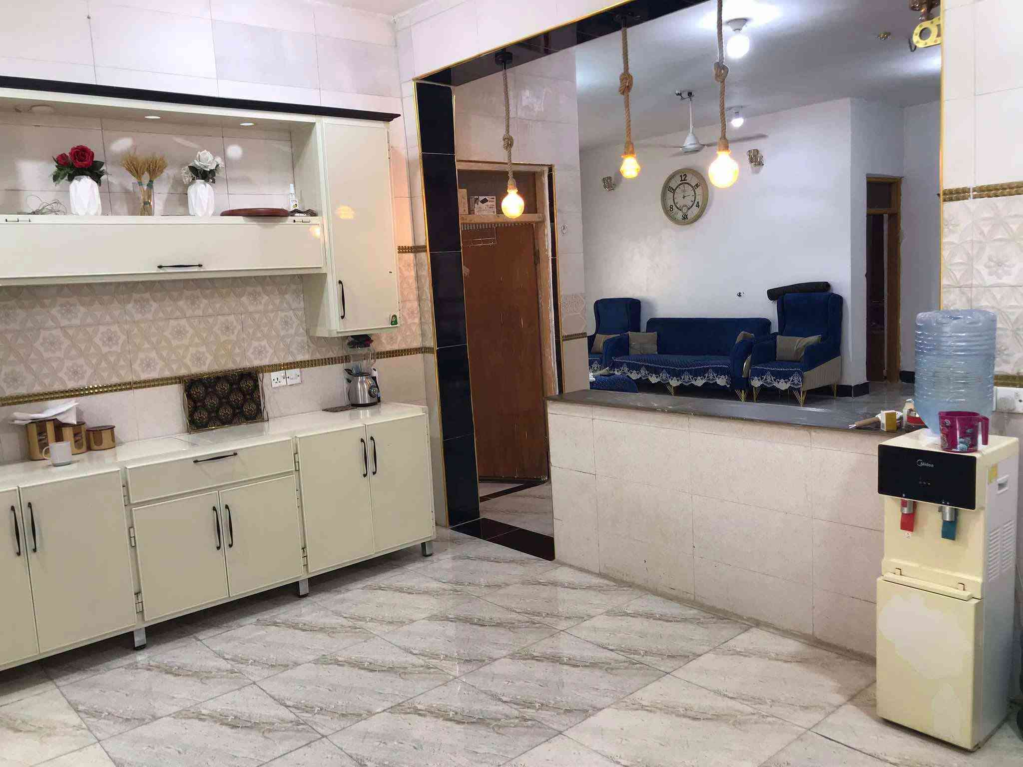 بيت طابو زراعي سند ٢٥ مساحتة ٣٢٠م خلف كوفي الزعيم يحتوي ع غرفتين نوم وصالة واستقبال ومطبخ وصحيات بناء طابوك وسكف صب واساس صب قرب البوابة 
للأستفسار ***********
*********** او مراجعة مكتب أمتار للعقار
