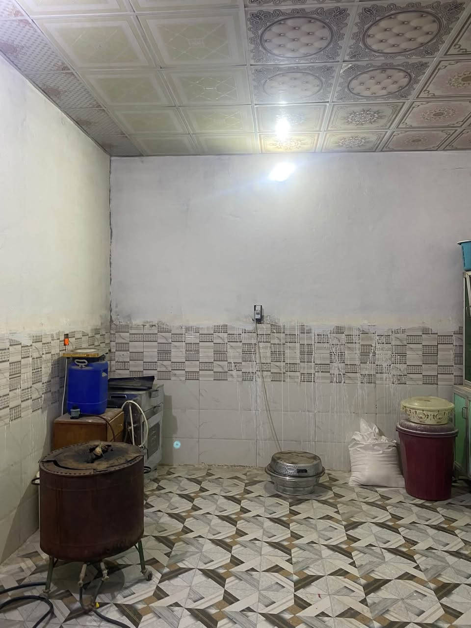 البيت البيع مساحته ٤٠٠ركن متكون من غرفين صاله مطبخ مضيف خارجي صحيات داخليه وخارجيه كافت خدمات موجود عمود ٤٧١طريق شيوخ ‭***********‬الاستفسار عل رقم
