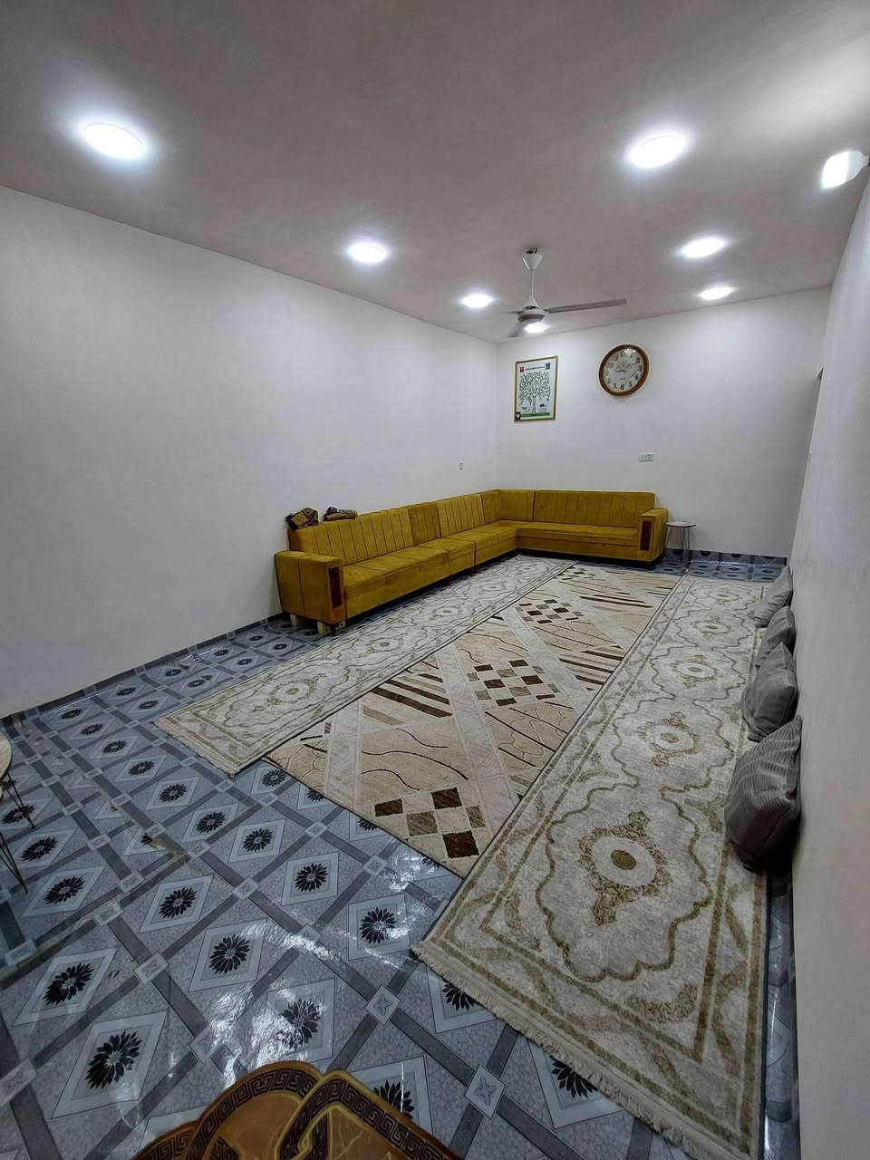 السلام عليكم ورحمة الله وبركاته
(دار تجاوز للبيع) 
يحتوي على :-
١- غرفة نوم عدد ٢
٢- مطبخ حار 
٣- مطبخ بارد + صالة
٤- مساحة درج 
٥- استقبال
٦- هول
٧- منور على طول البيت
٨- منور وسطي
٩- صحيات داخلية
١٠- صحيات خارجية
١١- طرمة
١٢- حديقة
١٣- بيتونة

مساحة البيت ٢٠٠ متر بناء حديث
السقف صب كونكريت 
سقف البيتونة سندويش
البيت مرقم وبي ورقة كهرباء
الموقع الامين الثانية / قرب شبكة الكهرباء
السعر خاص وبخدمتكم 
رقم الهاتف :- ***********
