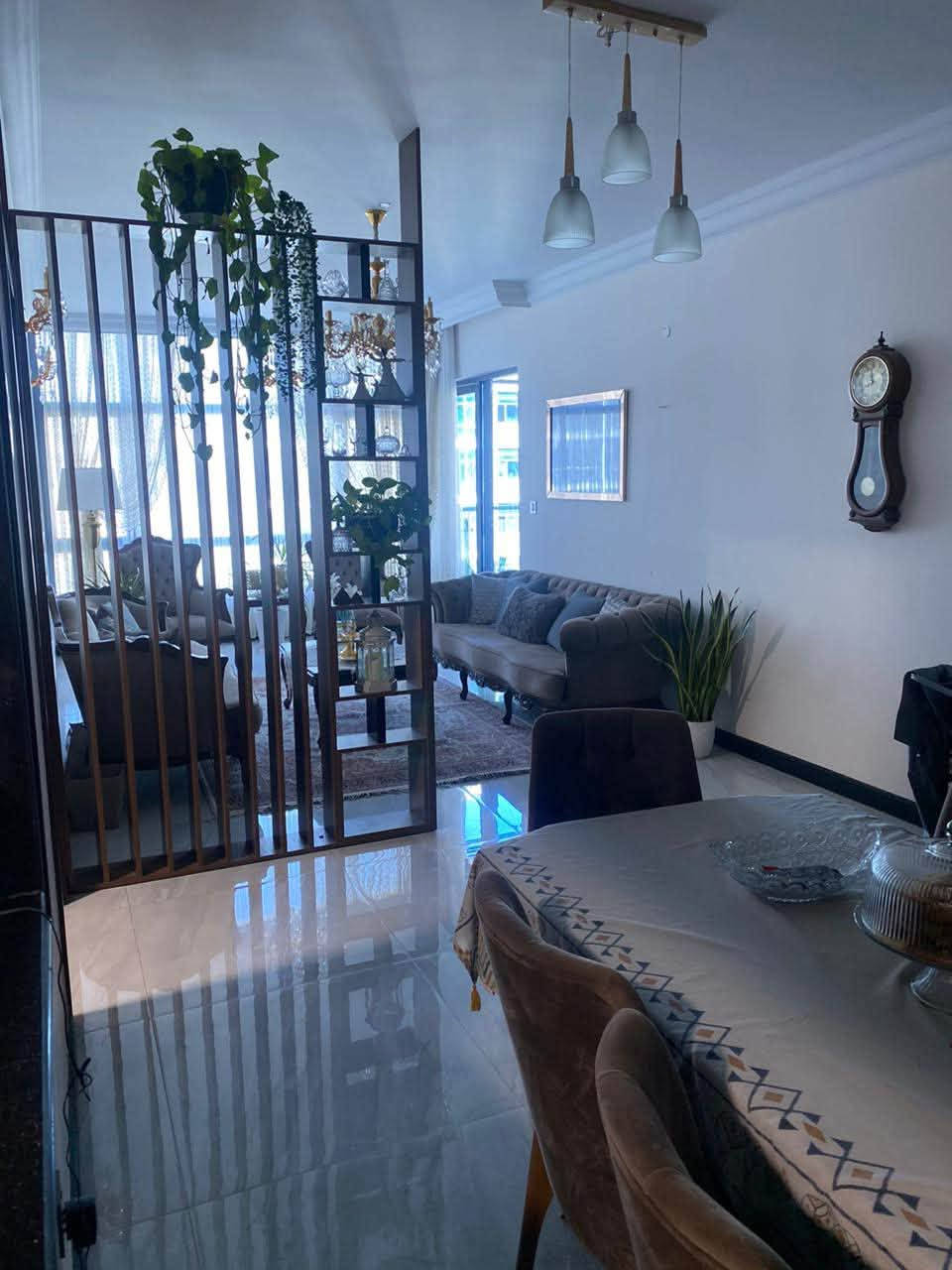 عرض مميز في مجمع بوابة العراق ✨.
📐المساحة :198
🏢بناية :29
⬆️الطابق : عالي
🌴الاطلالة داخلية :على بنايات الاربعينات 

💵السعر :575 مليون 

ملاحظة مهمه 
 الشقة مؤثثة بالكامل 

فرصة مناسبة للسكن والاستثمار ضمن موقع مميز

للاستفسار 📞:
***********
***********
