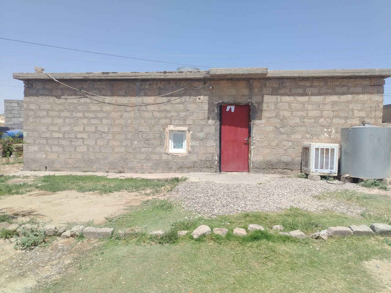 سلام عليكم  بيت البيع الموقع قرب مقبرت طروخ وصل ماء  وكهرباء و مولد مساحت الرض 1000متر وبي تكعيبه 150متر معا مشتمل جاهز السكن سعر تصال على الرقم *********** رجئن الموشراي لايعلق
