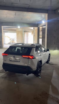 السلام علیکم سيارة RAV4 هايبرد 2023  محرك 2500  لون أبيض صدفي (شذره)  ...