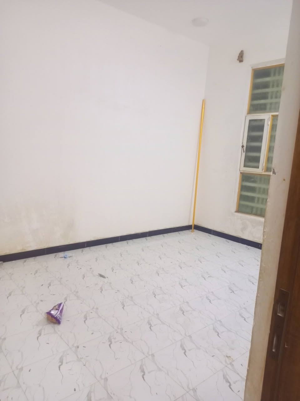 🏠✨ للإيجار – بيت  100م مربع✨🏠 
بناء نضيف 

📍 المواصفات:

🛋️ استقبال مرتب
🏢 صالة عدد1
🛏️ غرف عدد 1
🚿 مجموعة صحيات متكاملة
🍽️ مطبخ مفتوح على الصاله 
🌤️ 
💼 

الموقع:  حولي الخصيمه دور حجي هندي 

📞 للاستفسار: ***********
