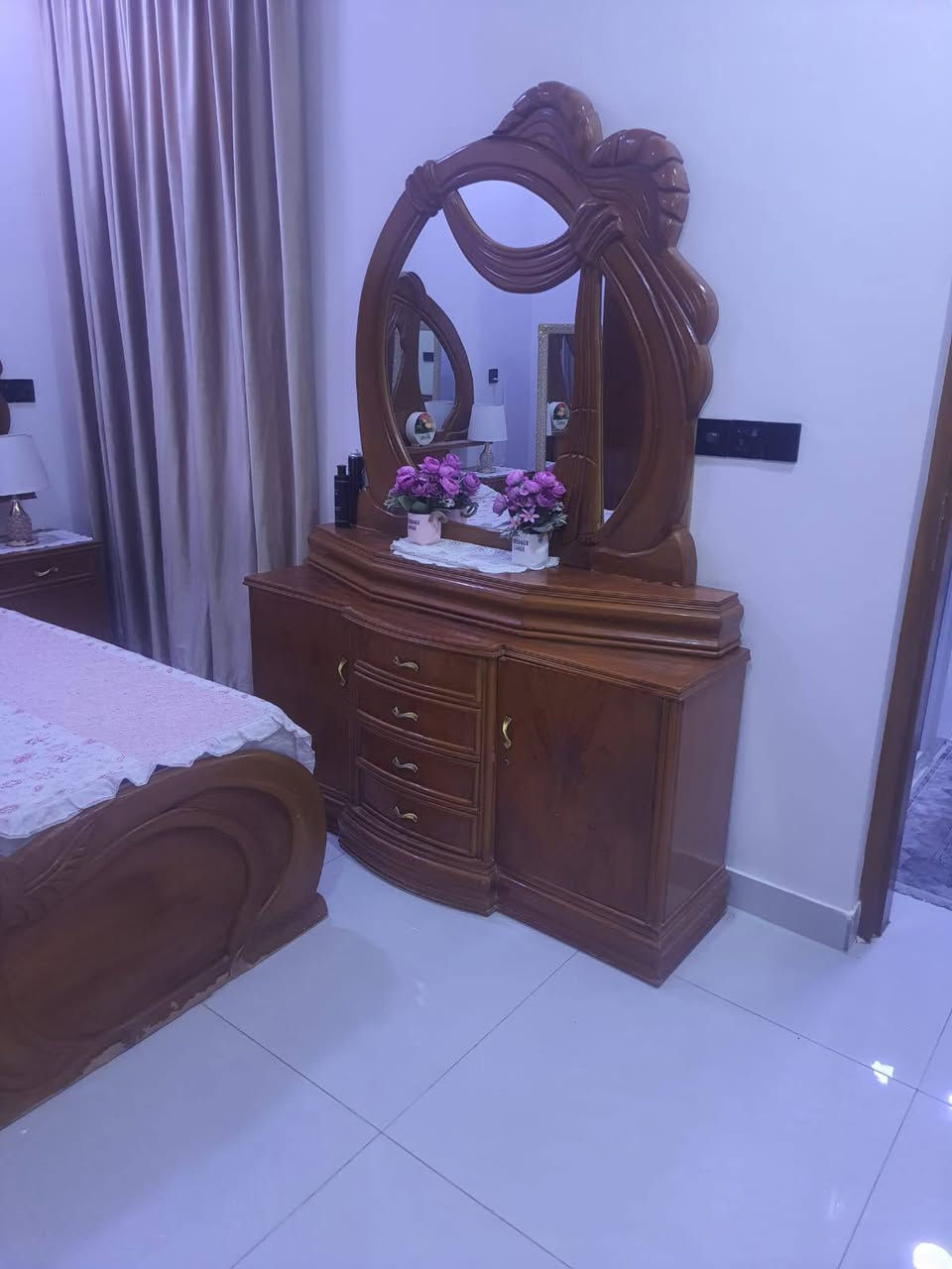 غرفة • نظيفه • مرتبه