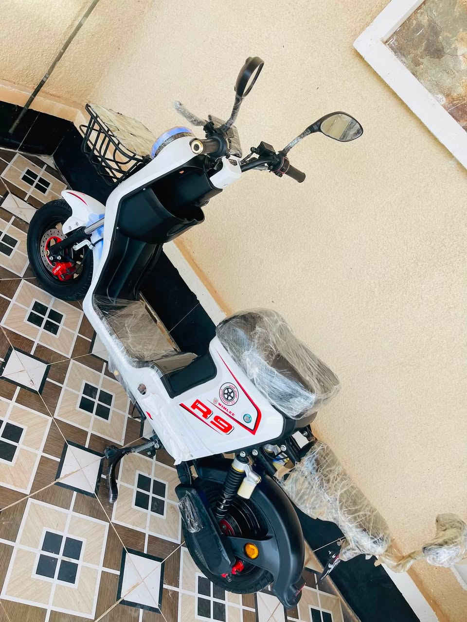 السلام عليكم دراجه شحن R9
سرعه 109
بصمه سويج كارت 
5 بطاريات اكبار فول نضافه🔋
دبل اشاره 
مسجل بلاتوث 
مستعمله قليل 
للأستفسار خاص او الاتصال ع رقم ***********
