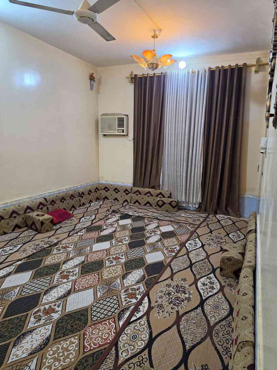 سلام عليكم بيت طابقين المساحه 200  حي اور  الثانيه يحتوي الطابق الارضي ستقبال +صاله غرفتين ومطبخ صحيات حديقه كراج سياره الطابق الثاني 3غرف صاله +صحيات كل خدمات موجوده ..بناء سنه... 2010..الشراي يتصل ..***********...بين شارع 30 وشارع السبيس.
