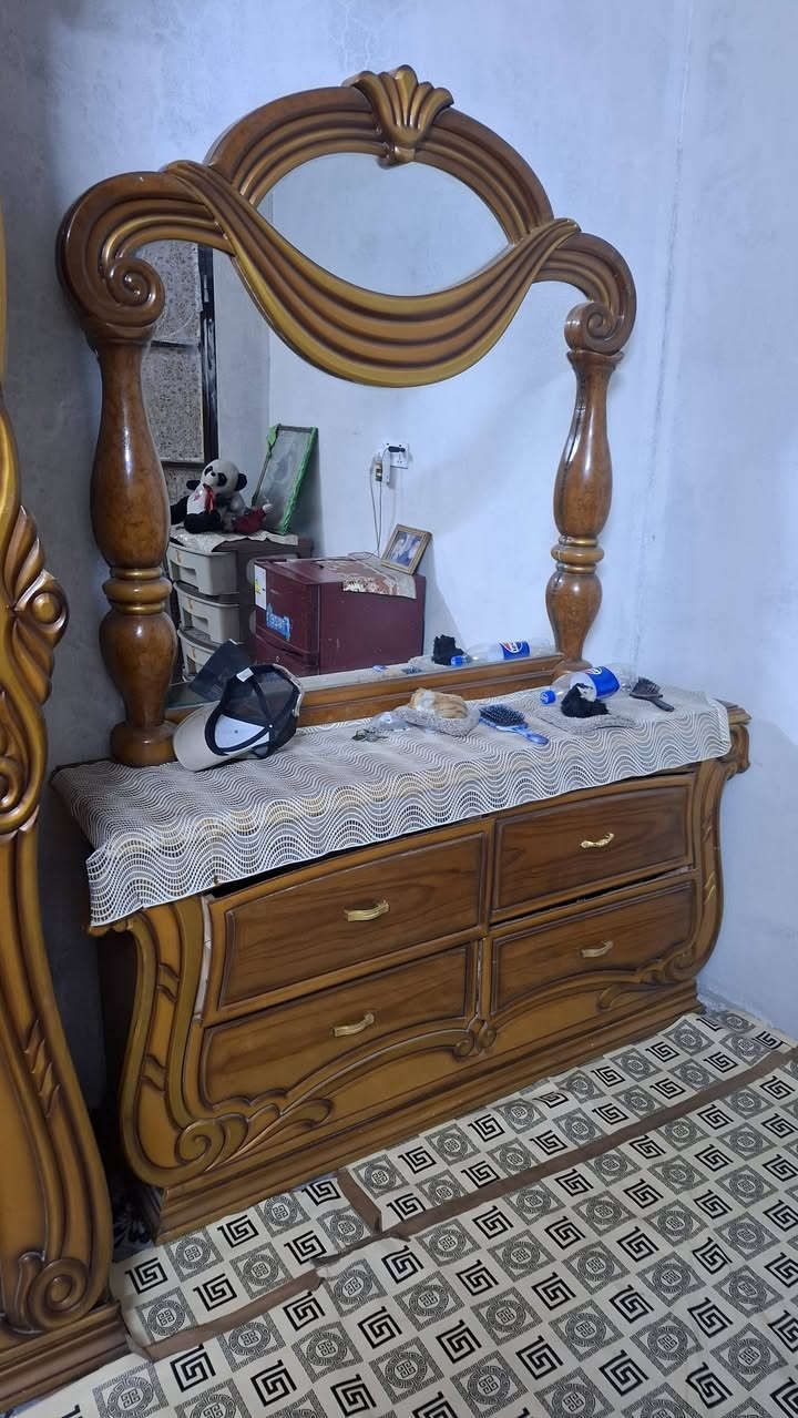 السلام عليكم ورحمة الله وبركاته
غرفة نوم للبيع 
بغداد مدينة الصدر 
***********
الشراي يتصل ويعامل على السعر 
مستعجل على البيع
