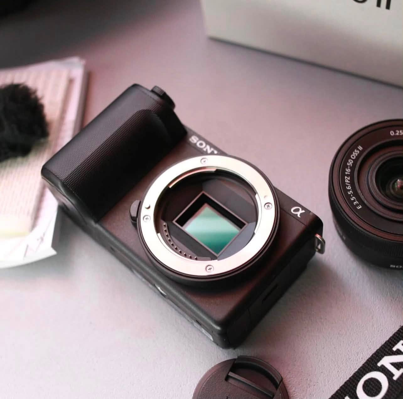 كامره SONY نوع zv10 
كامره نضيفه وستعمال قليل 
تصوير فيديو 4k تصوير الصور عالي الدقه 
 كامره ما تتفوت كامل ملحقاتها 
تواصل على الرقم فقط واتساب ***********  
يوجد توصيل جميع محافضات العراق
