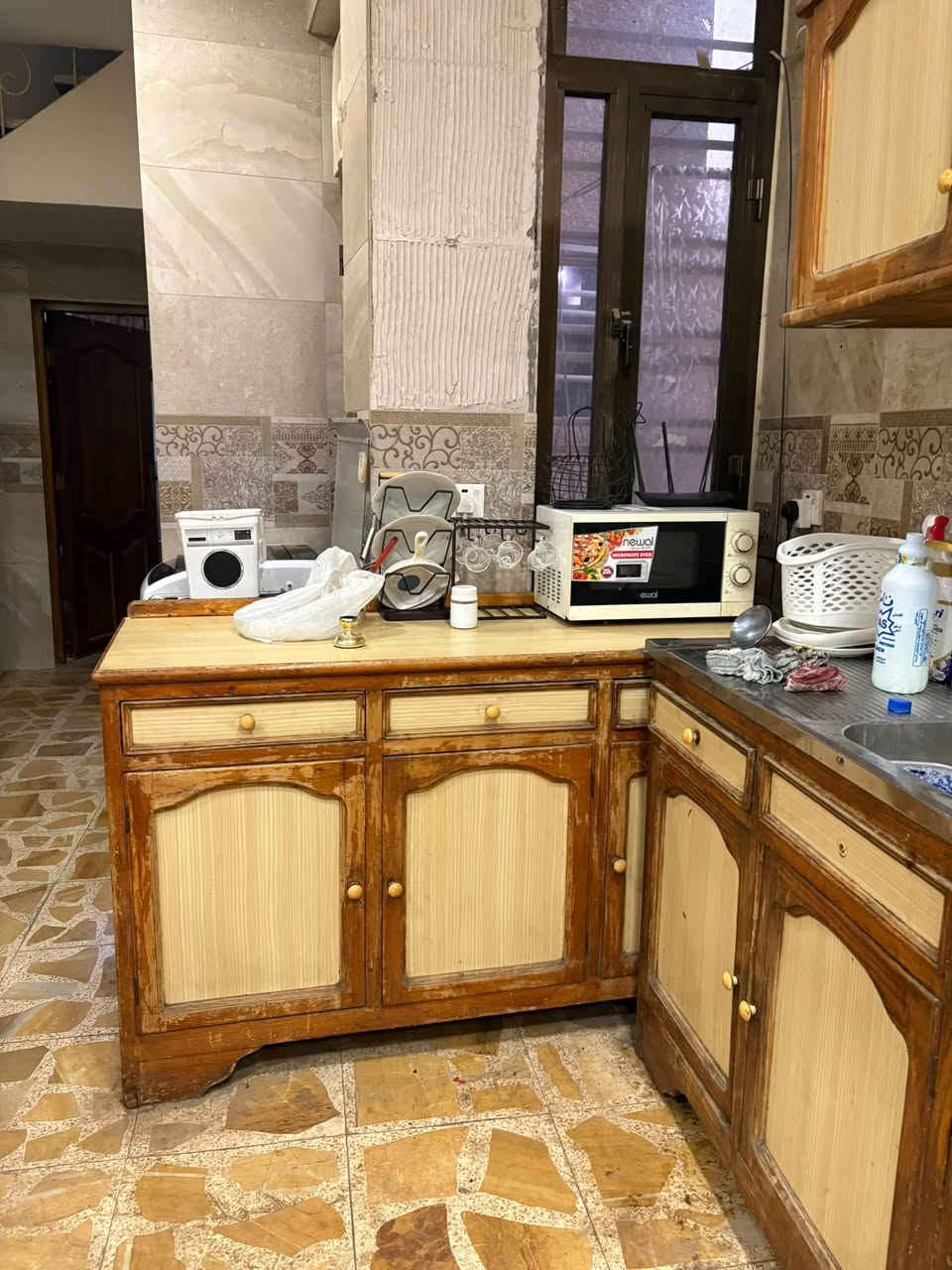 كاونتر مطبخ وميز طعام ويا 3 كراسي كله خشب اصلي السعر كلهم ب250
موقعهم الجادرية 
***********

