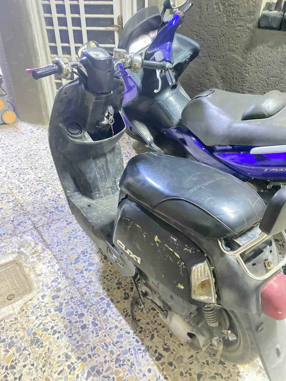 السلام عليكم دراجه ماكس بوليسي للبيع دراجه نظيفه فقط الكفرات مشخطه وقبق باتري مابيه وقبق هندر مابيه يده بريك الخلفي رياضي وصالنصه FM رياضي بوشه 49 سرعه120 الاشاره اليسار الامامي فقط متشتغل  لايت عالي ناصي واشاير يمين ويسار هورن نوع سيدان نكره سلف هندر السعر 500 الموشراي ليجي الرقم*********** بي واتساب العنوان كوت انوار الصدر
