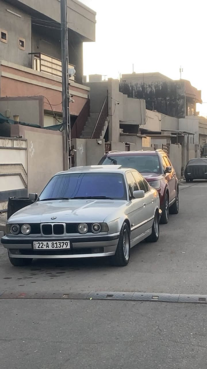 سلام عليكم 
BMW 525Ai 1992 اوتماتيك سلايت 📦
🩶 سلفر صفاحها موس 
 مكينة 25 كبس عدلة
  كير اوتماتيك 
اكسل خفيف ١٢٠ رونك جوه الـ 2 
سلايت 
جام كهرباء 

كير مكينة اكسل شرط لا صرف لا نفخ لا بخار لا خربطه لا طبة بالكير / ترايك للـ 200
دكمة S و الثلج يشتغلون ❄️

❄️❄️ تبريد منضومه جديده من الف للياء حتى الدكتات بدلتهن كلفني مليون بس شرط ثلاجة والفيديو جوه بالمنشور 

سنوية 2031 رقم اربيل بأسمي تحويل وكاله شرط
بطاقة بانزين 
هزه براد جديد 2027 

كشنات جلد اسود شخط مبيهن 📦

تخم تايرات نص شبح جديد لوك جواها 🛞

وياله خليه بلادي اصلي مختم 🛞

منضومة زنون عالي ناصي بلاجكتور سوارات اشاير سكنات تريشه كله ابيض لايتها نهار كلفني 250 الف 💡

سستم صوت دمام وسماعات وشاشه وامبلي فاير شرط تتونس ع صوتها كلفني 300 الف 🎶

سستم بوابات اكزوز ريمونت تنفتح وتنسد شرط تكعد المنطقة كلفني 200 الف 

باقي الترتيبات من جام بلورايز من تضليل من بردات وسوالف الداخل كوب هولدر ذني ماحسبهن بس اذكر اضافات السياره 

سياره عايزه بس سايق 
متواجد واتساب وماسنجر *********** فقط واتساب الرقم

السعر 80 بيع ومراوس مكان كركوك وبي مجال كلش بسيط حك الجيه 
السياره مابيها اي نقص 

قسط مابيع مقدماً
