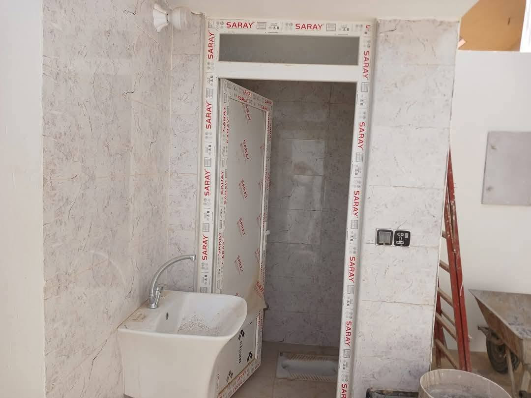 مشتمل البيع حي الخضراء طابقين ٤غرف وصاله ومطبخ ستقبال كراج صحيات المساحه ١٢٥م شارع ١٠م البيت زيرو شغل درجة أولى سنه البناء ٢٠٢٥ للستفسار اتصل ***********
