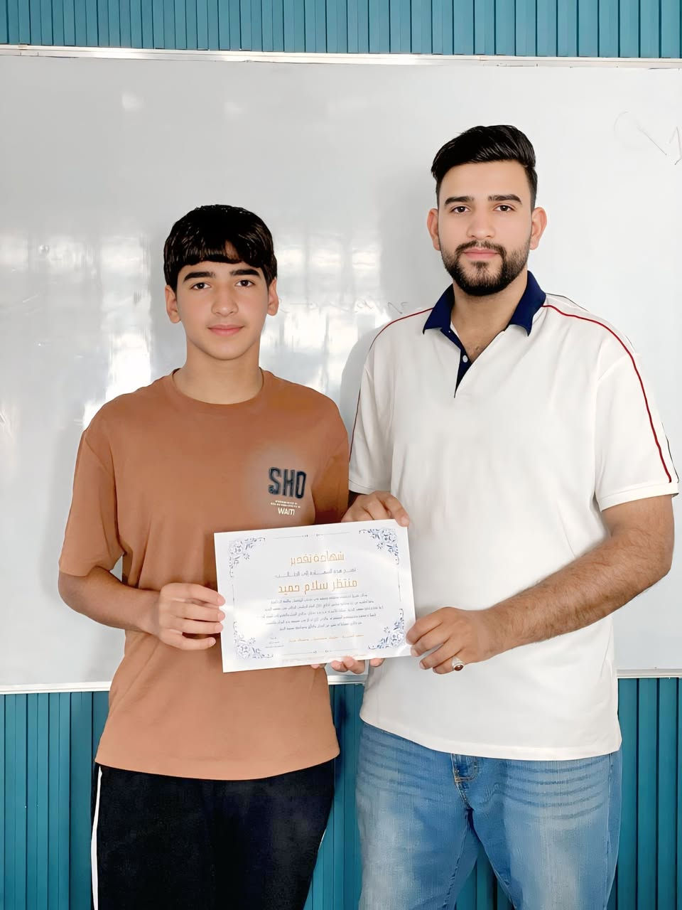 مع انطلاقة عامٍ دراسي جديد، تحرص إدارة معهد النخبــــة، ممثّلةً بالأستاذ #محمد_صـلال 
على أن تكون بداية العام حافلةً بالتقدير والتحفيز.

وانطلاقاً من إيماننا بأن تكريم المتفوقين هو تقديرٌ لجهودهم ودافعٌ لهم لمواصلة النجاح، تم تكريم نخبة من طلبتنا المتفوقين من قبل الاساتذه أ. محمد صلال و أ. محمود حسن  ليكون تفوقهم حافزاً لهم ولزملائهم مع بداية عام دراسي جديد حافلٍ بالطموح والإنجاز.

معهد النخبــــة… نكرّم التفوق، ونصنع الدافع نحو المزيد من النجاح.
