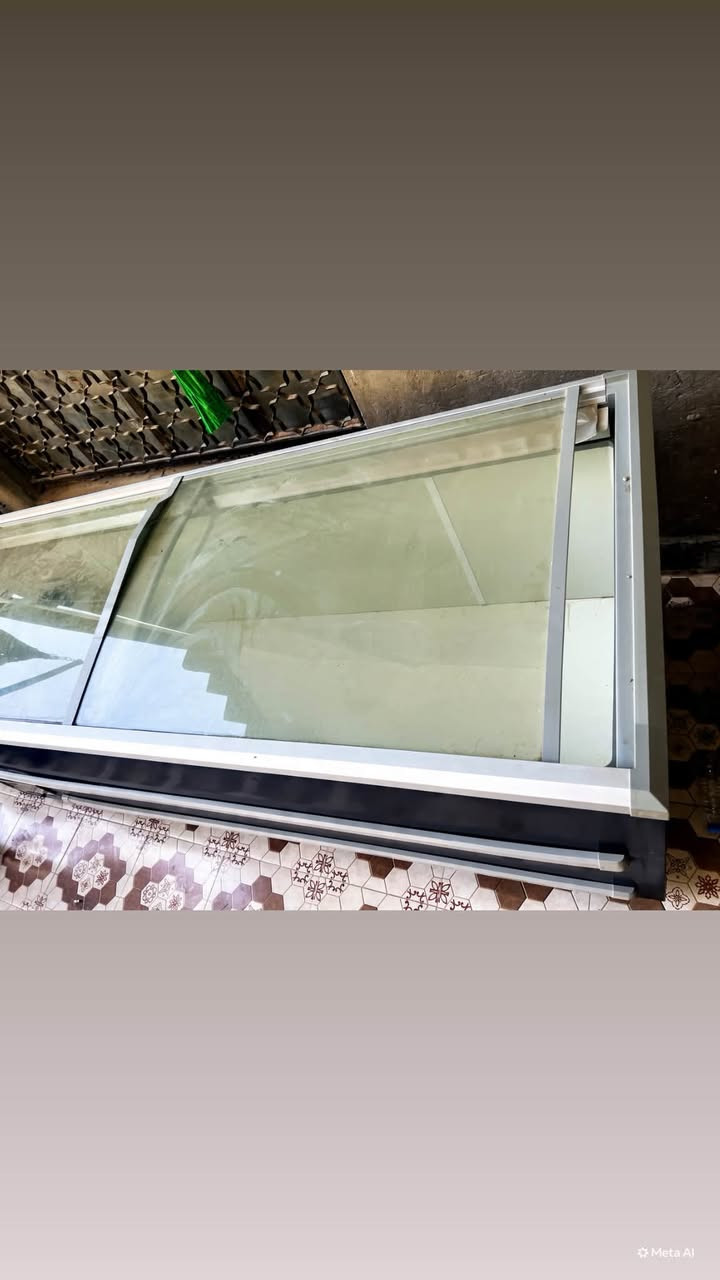 البيع مجمدة أفقية (أو عارضة تبريد/تجميد أفقية) ذات أبواب زجاجية سحابية. نضيفه نسبت نضافه كما في صوره 100/100 وتبريد فول الاستفسار رقم 
هاتف. ***********
سعر 1300 وبيه مجال قليل

نص مكتوب في الصور:
- Meta AI