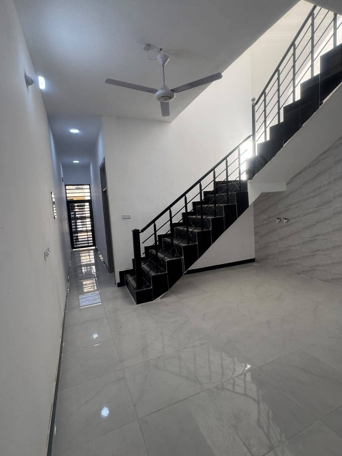 بيت جديد للبيع (بناء حديث وجاهز للسكن) 🏠
​المساحة: 100 متر (طابق)
​الموقع: دور الزراعة الثالثه
​الملكية: طابو صرف زراعي، سند 25 (وكاله )
​الميزات: موقع مميز وقريب جداً من المدرسة مع توفر كافة الخدمات الأساسية (ماء، كهرباء، أسواق، وتبليط) ✨.
​السعر: 60مليون وقابل للتفواض 
​📞 للاستفسار والمعاينة، يرجى الاتصال على الرقم: ***********
(أو المراسلة واتساب)
