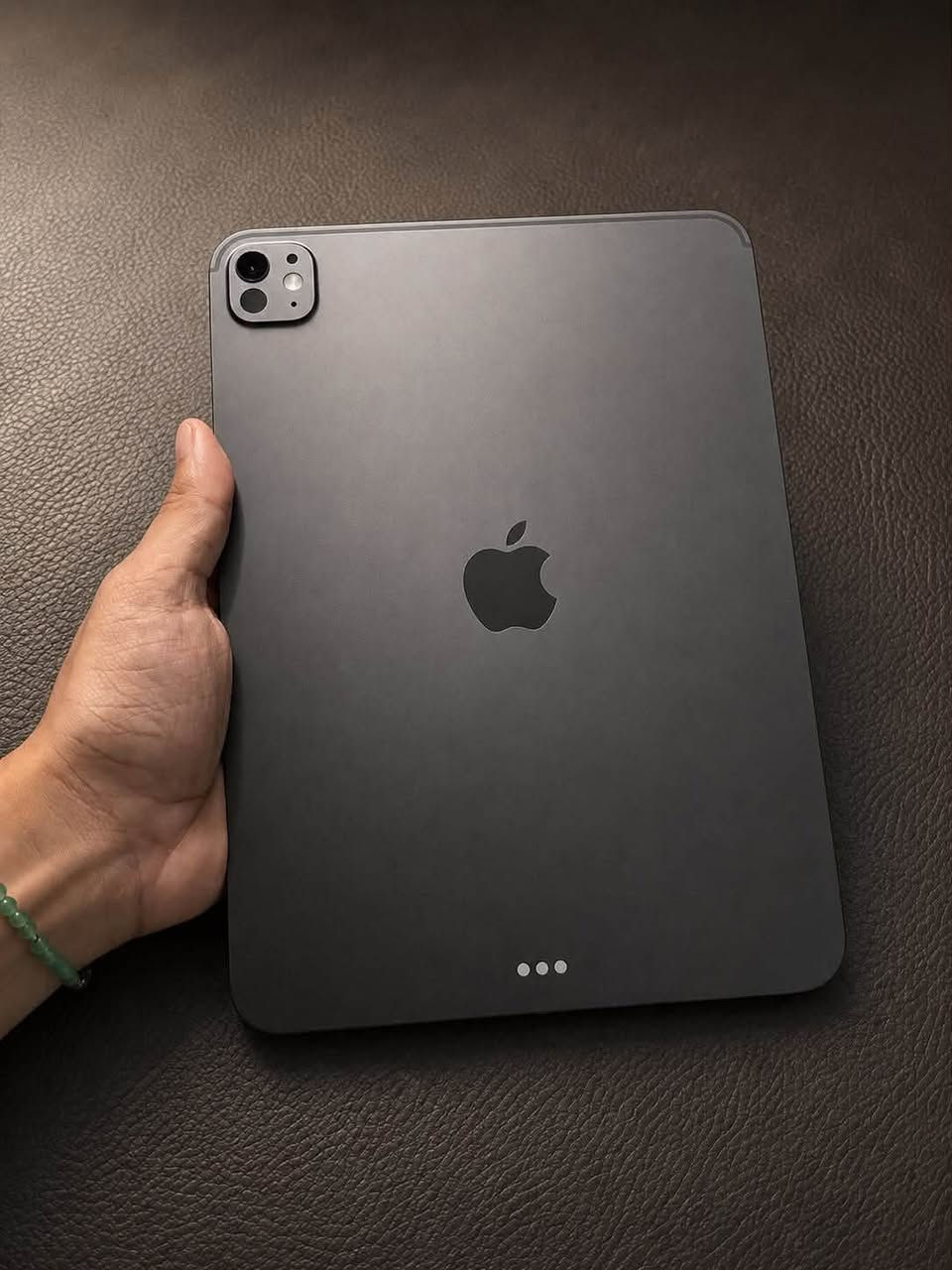 📱 iPad Pro M5 13 إنج أسود

⸻

🧾 المواصفات

* الموديل: [2025]iPad Pro M5
* الحجم: 13 إنج
* اللون: أسود
* السعة: 256GB

⸻

✨ الحالة

* استخدام خفيف لمدة أسبوع فقط
* بحالة شبه جديدة (نظيفة جداً)
* عدد مرات الشحن: 16 مرة فقط 🔋
* بدون خدوش أو أي آثار استخدام
* بطارية ممتازة وأداء قوي جداً
* مناسب لكل الاستخدامات (دراسة – تصميم – عمل)

⸻

📦 الملحقات

* الكرتون الأصلي
* جميع الملحقات الأصلية كاملة
* قابل للفحص بأي وقت 📸

⸻

💰 السعر

* 1,650,000 دينار عراقي (نهائي)

⸻

📍 الموقع

* البصرة

⸻

📩 التواصل

* خاص أو واتساب ***********
