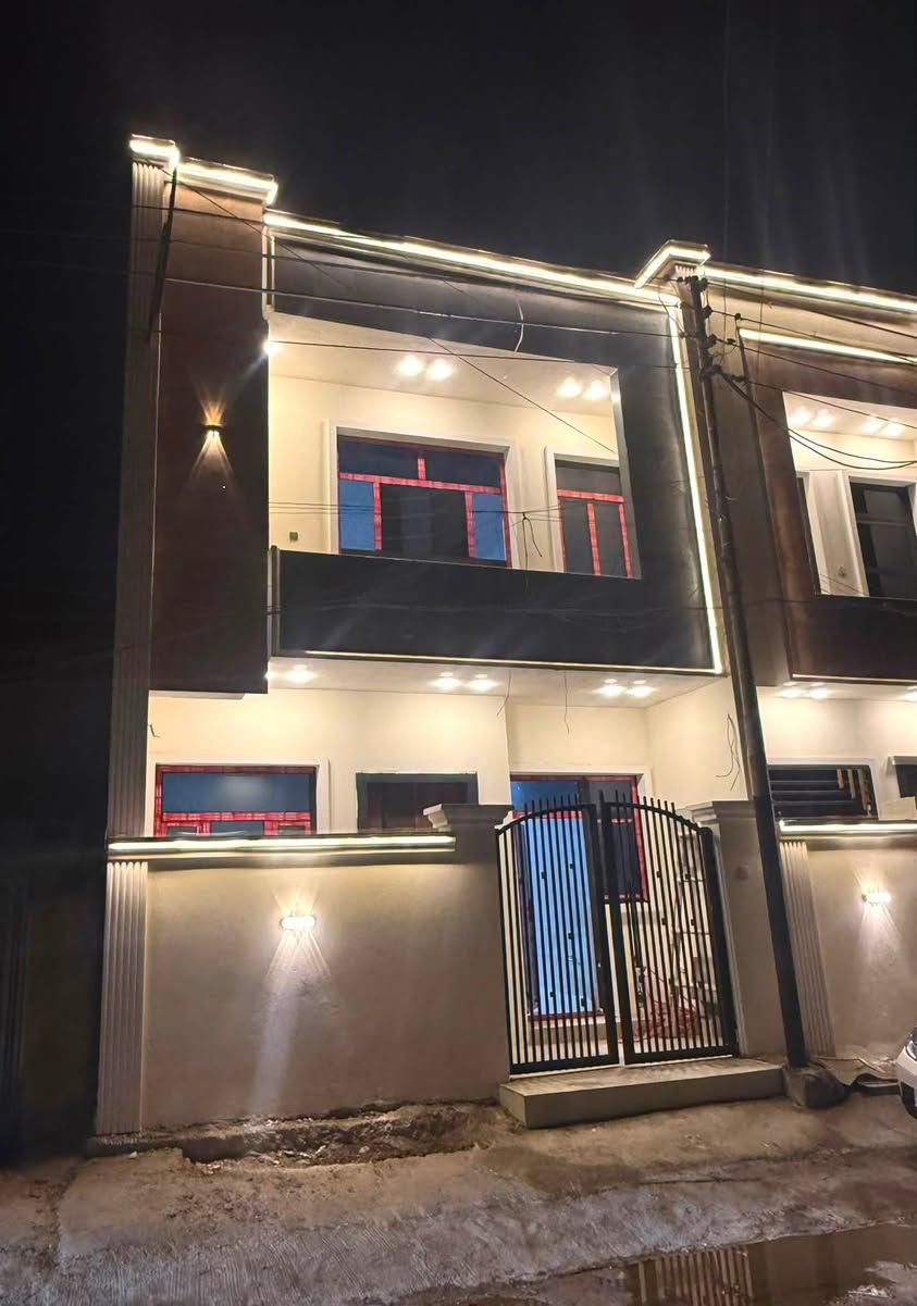 السلام عليكم
🌟 للبيع – دار حديث البناء  (زيرو) 🌟بناء 2026 
📄 طابو صرف – سكني – جاهز للسكن 

📍الموقع:
بغداد / البياع / حي الري – قرب شارع قطر الندى
المساحه /
* المساحة: 90 م²
* الواجهة:* 6 م
* النزال:* 15 م
3 غرف نوم   +. 2 خدمات صحية
درج مرمر ، محجر جام ،ارضيه بورسلين هندي ، باب قاصه تركي 
 الطابق الأرضي:
* مدخلين 
*  مدخل  مطبخ سيراميك
*مدخل  استقبال 
* هول حولي كبير 
* غرفه نوم ارضيه 
* خدمات صحية
* مناور 
الطابق الثاني:
* 2 غرفه نوم 
* خدمات صحية
* بيتونة
* سطح أمامي وخلفي
* ⁠
📍 العنوان: بغداد / الكرخ / حي الري
📞 للاستفسار والاتصال: متوفر واتساب 

***********
***********

