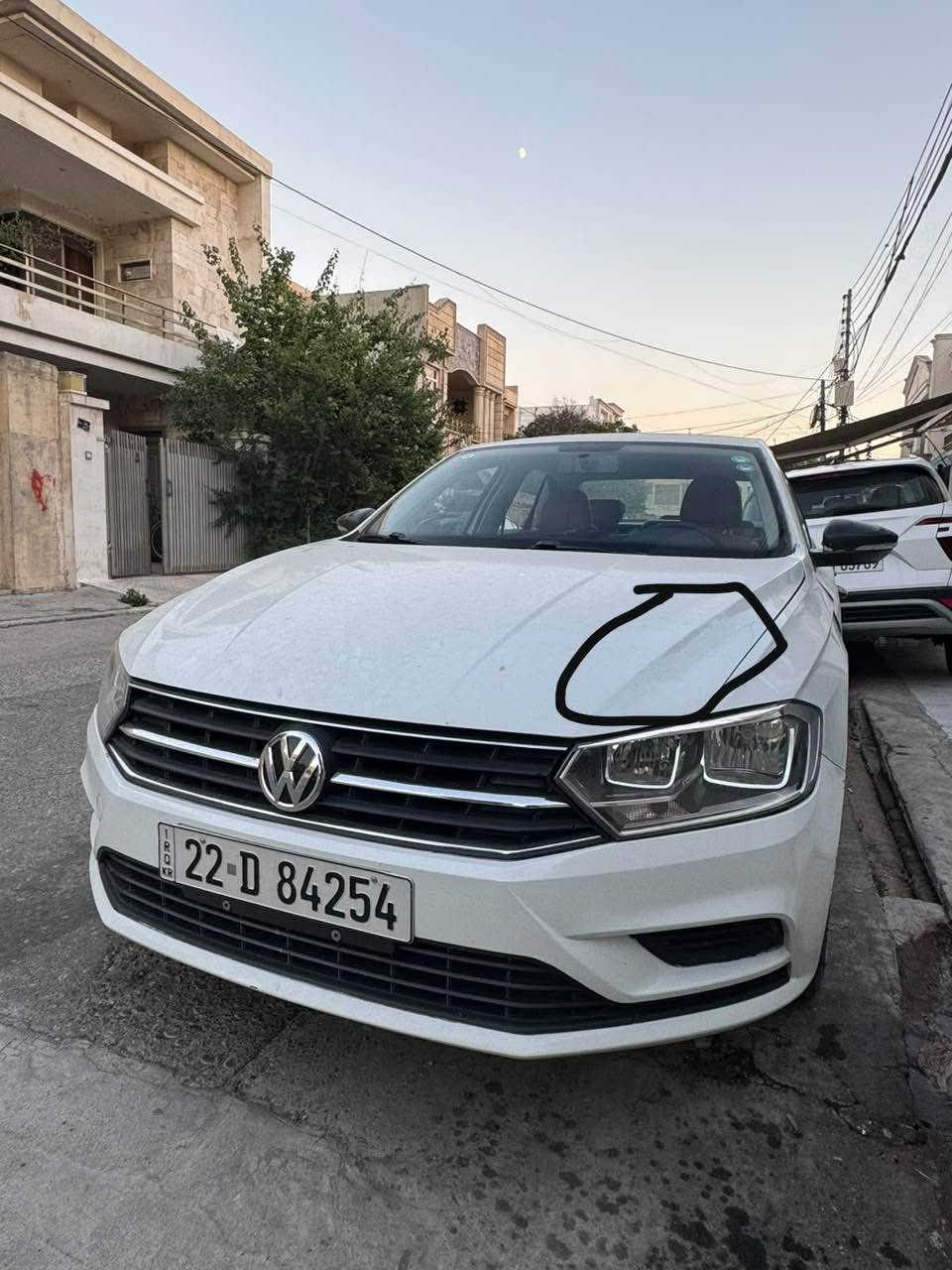 السلام عليكم 
فولكسفاغن بورا للبيع 
السيارة موديل 2022 ماشية 68000
مواصفاتها كامرة خلفية حساسات اشاير بالمري اوتو ستوب الجامات كلها اوتو مثبت سرعة 
السيارة بيها ضرر ربع البنيد و الجاملغ مصبوغ وهسة هم نفسة صار بي ضربة و الدوسة مال الباب بيها صبغ و الدعاميه الاماميه مصبوغه السيارة كير محرك تبريد ايرباك كلة مكفول 
مكان السيارة اربيل 
سعرها 95 وبي مجال 
للتواصل واتساب *********** أربيل, العراق
