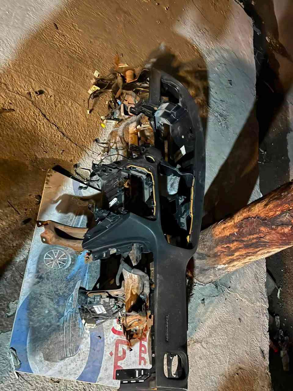 سلام عليكم
غراض جاجر 

بنيد  sxt بدون صبغ لون كرزي فقط بارد بسيط 

جاملغ مال صفحة سايق امامي بدون صبغ فقط بارد بسييييط. 

دشبول جارجر كامل ضفيره طاك بيه الايرباك دشبول 

درع مال مكينه الجوه السياره 

بطانة مال تاير جهة عكس سايق الامامية

جكمجة كاملة 

كلمن وسعره للاستفسار

*********** 

بغداد العامرية ماكو توصيل
