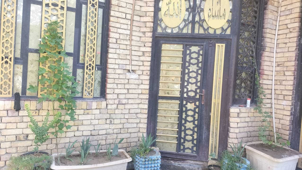 بيت للبيع 200 م بيت طابقين طابق الاول غرف عدد2 صاله استقبال مطبخ حاربار طابق ثاني غرفتين  صاله درج طابق ثاني عنوان كليه البيطره جه الفتاحيه ثاني فرع شارع بنزيد سعر 185غير مطلوب اسكان ***********
