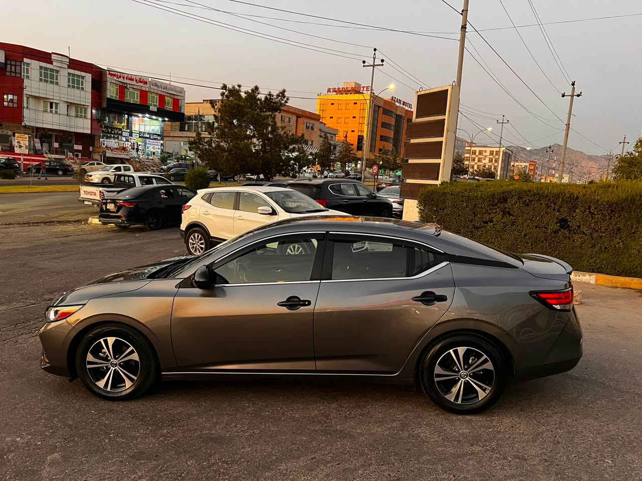 🚘 NISSAN SENTRA SV 2023 🇺🇸

🔹 المحرك: 2.0 لتر 4 سلندر بنزين
🔹 القوة: 149 حصان
🔹 العزم: 146 lb-ft
🔹 القير: CVT Xtronic أوتوماتيك
🔹 الدفع: أمامي FWD
🔹 نظام التشغيل: تشغيل بصمة + زر تشغيل
🔹 الجنوط: ألمنيوم
🔹 الفرامل: ديسكات أمامية وخلفية
🔹 ABS + EBD + Brake Assist

✅ تحذير النقطة العمياء
✅ تحذير مغادرة المسار
✅ تحذير الاصطدام الأمامي
✅ فرملة طوارئ أوتوماتيكية
✅ كشف المشاة
✅ تحذير حركة المرور الخلفية
✅ مثبت سرعة
✅ مساعد الضوء العالي
✅ نظام مراقبة ضغط الإطارات
✅ نظام الثبات الإلكتروني VDC
✅ نظام مانع الانزلاق TCS
✅ حساسات/كاميرا خلفية حسب التجهيز

🔸 شاشة وسطية
🔸 Apple CarPlay
🔸 Android Auto
🔸 Bluetooth
🔸 USB
🔸 تحكم بالمقود
🔸 دخول بدون مفتاح
🔸 تشغيل عن طريق زر

🔹 مقاعد قماش
🔹 مقعد السائق قابل للتعديل
🔹 مقاعد خلفية قابلة للطي 60/40
🔹 مكيف هواء
🔹 نوافذ ومرايا كهربائية

سيارة ضررها فقط جاملوغ و باب كلير بخ امريكا بدون دواخل ب شرط 
ارباكات بس بردة وحدة باقي كلها ب شرط 
تحويل وكالة غرامات ب شرط 
سعرها بلاشش بلاشش ١٤٤$ ووقـــة و مجال 
للأستفسار عن هاي السيارة اتصل على هذا الرقم 
كورك-واتساب
*********** سميل, دهوك
