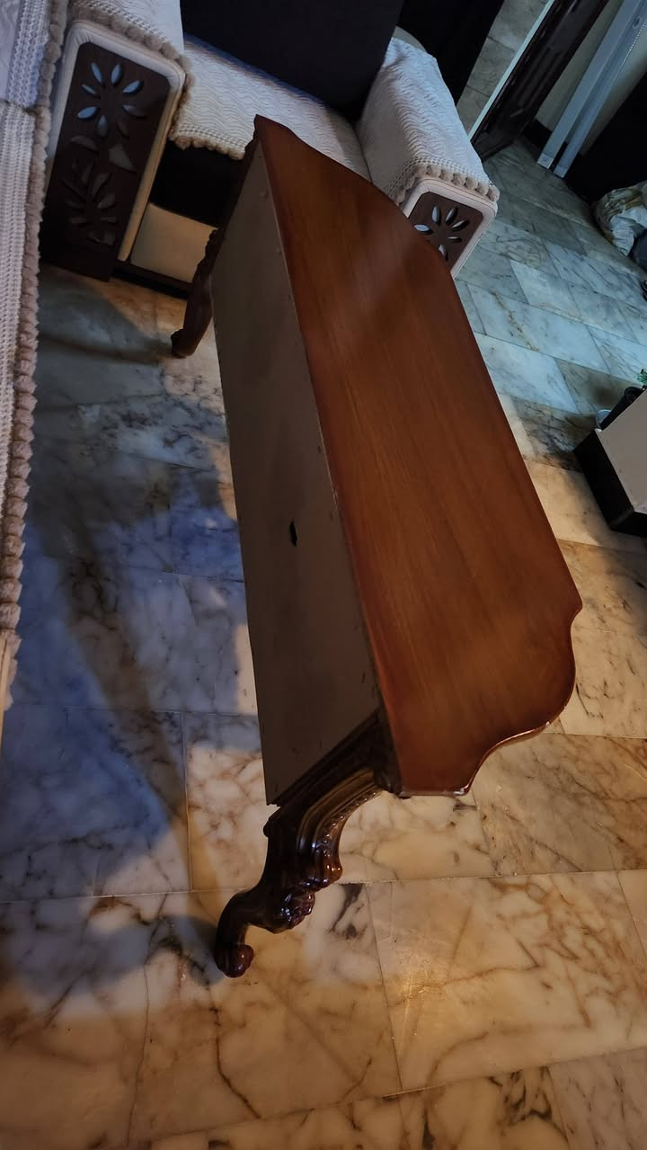 السلام عليكم
ميز تلفزيون للبيع 
٥٠ الف 
مكاني بغداد الاعظمية ما عندي توصيل
للتواصل واتساب ***********
