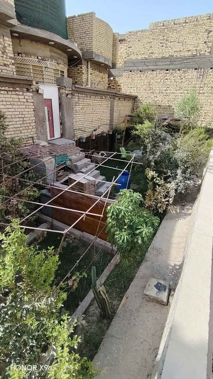 سلام عليكم ورحمة الله وبركاته منزل البيع موقع حي فرات طريق سنيه سياحي قرب سكه قطار لاستفسار *********** سند ٢٥ مساحه ٣٤٠ وحديقه ١٠٠ بنيان حديث مسلح كونكريت البيت جاهز يبعد عن شارع العام ٨٠ متر اربع غرف نوم وصاله ومطبخ حار وبارد صحبات جوه وبره لاستقبال مناور كافه خدمات ماي كهربائي مولد شارع
