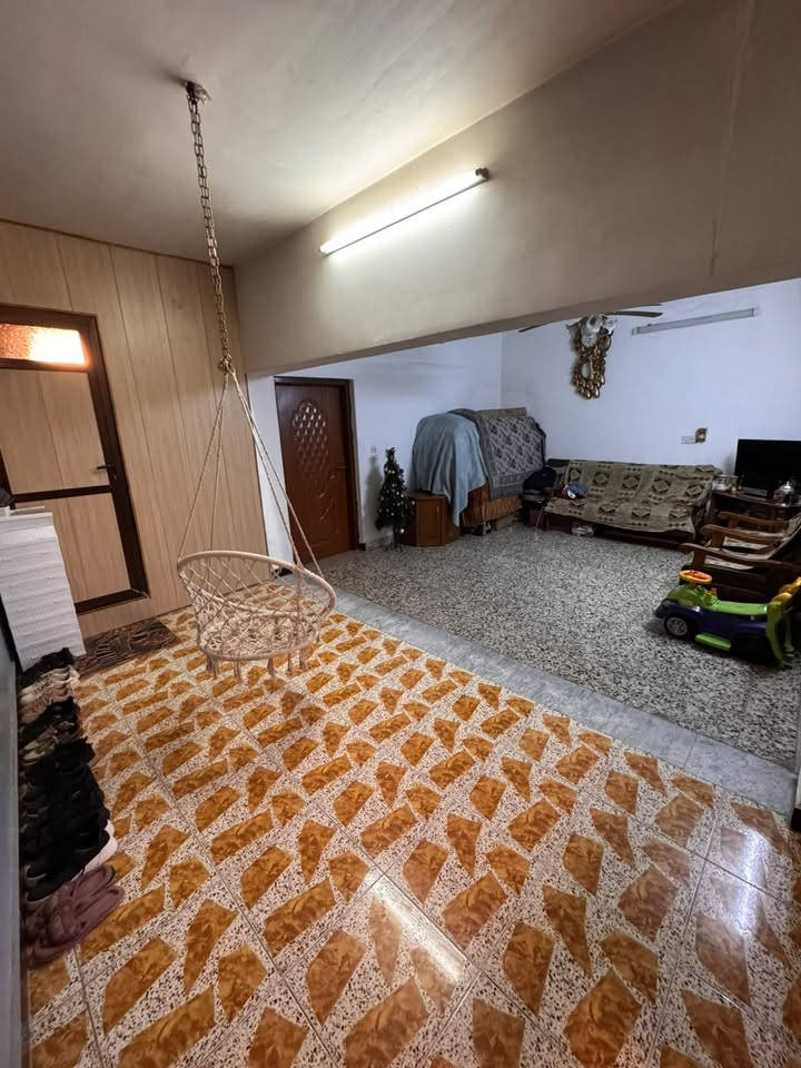 بيت للبيع مساحه 120متر في منطقه الطوبجي الجته طابو صرف
بناء مسلح 
واجهه 6
نزال 20
مدخلين استقبالا 
مطبخ
الطابق الارضي غرفه وحمام ومطبخ وترك
الطابق ثاني هول وغرفتين وحمام الطابق الاخير بيتونه وسطح
المتر 3750
الاتصال علئ هذا الرقم ***********
