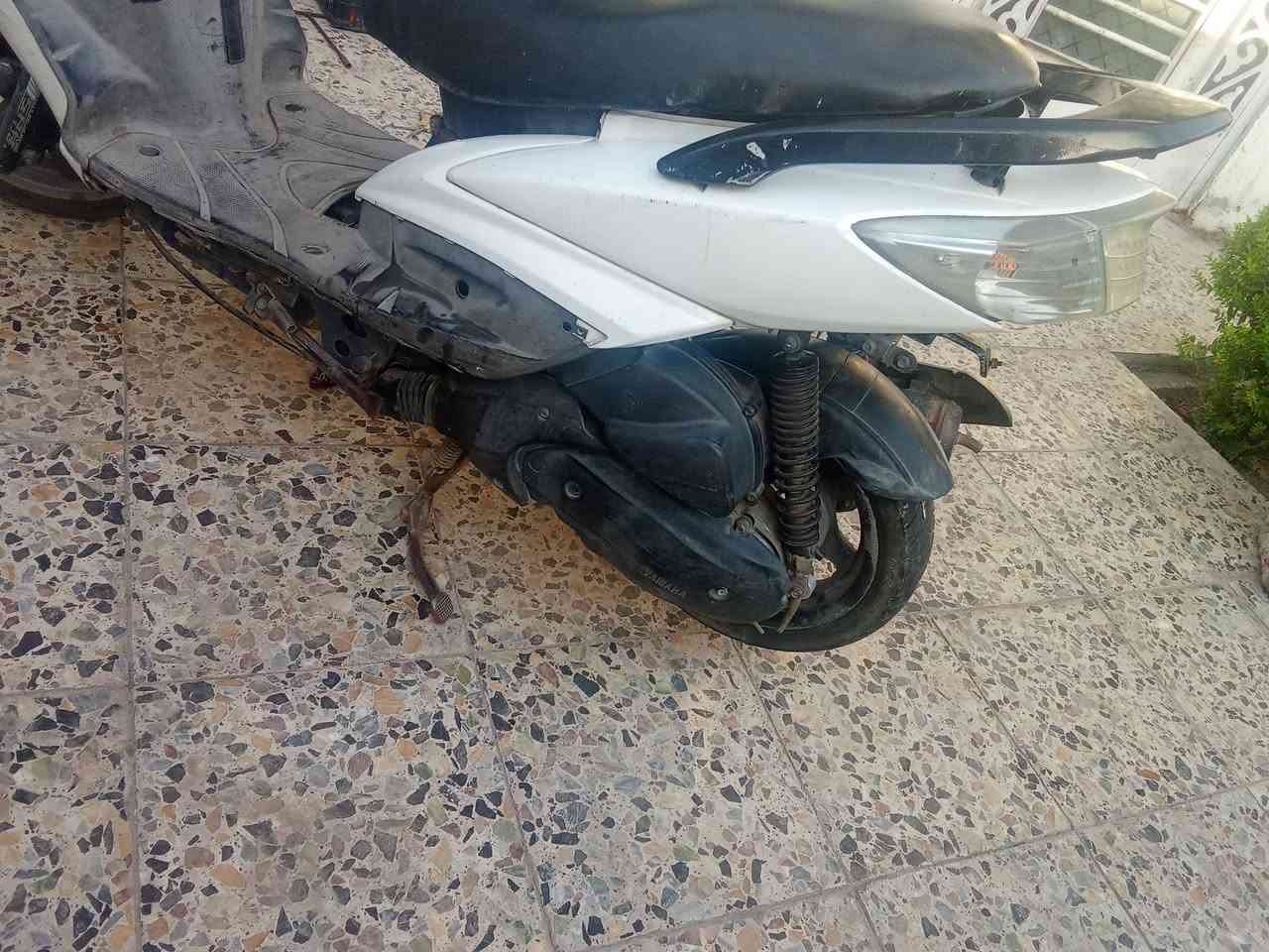 سلام عليكم من رخصة ابو لاكروب دراجه سكنس فحل نوزل شغاله بلادي خير من الله ابيع كوم حديد سعر300 هاذ رقمي ***********
