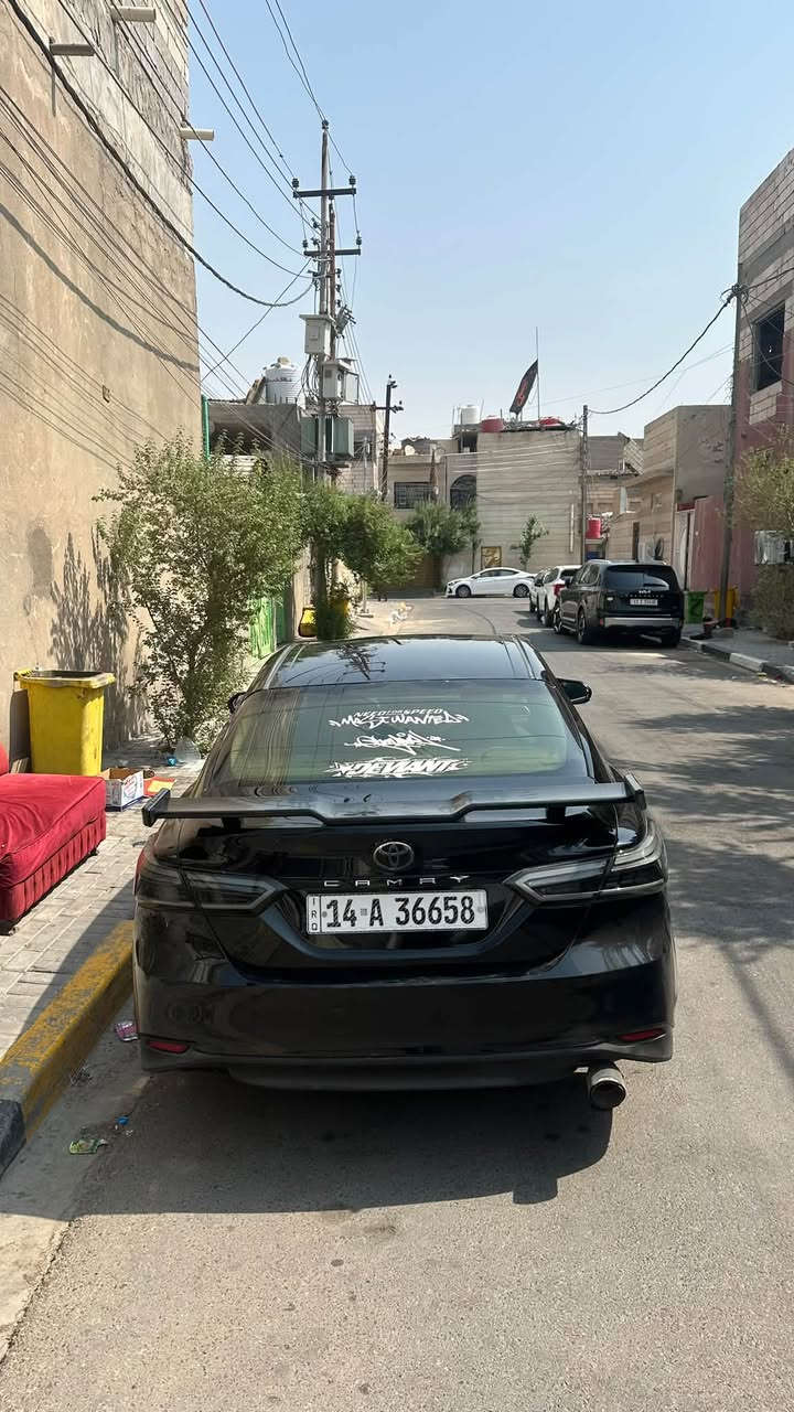 سلام عليكم كامري للبيع مديل 2018 وارد امريكي ضربه من امريكه بس خشم البنيد وصارت عندي ضربه جوه القبق البانزين معجون وصبغ على كد شبر  وبيها طخات بسيطه  والباقي تفاصيل بل صور  
ولبك الايد متغير هيه ولايتاد هم متغير 
ماشيه السياره 210000km
***********
