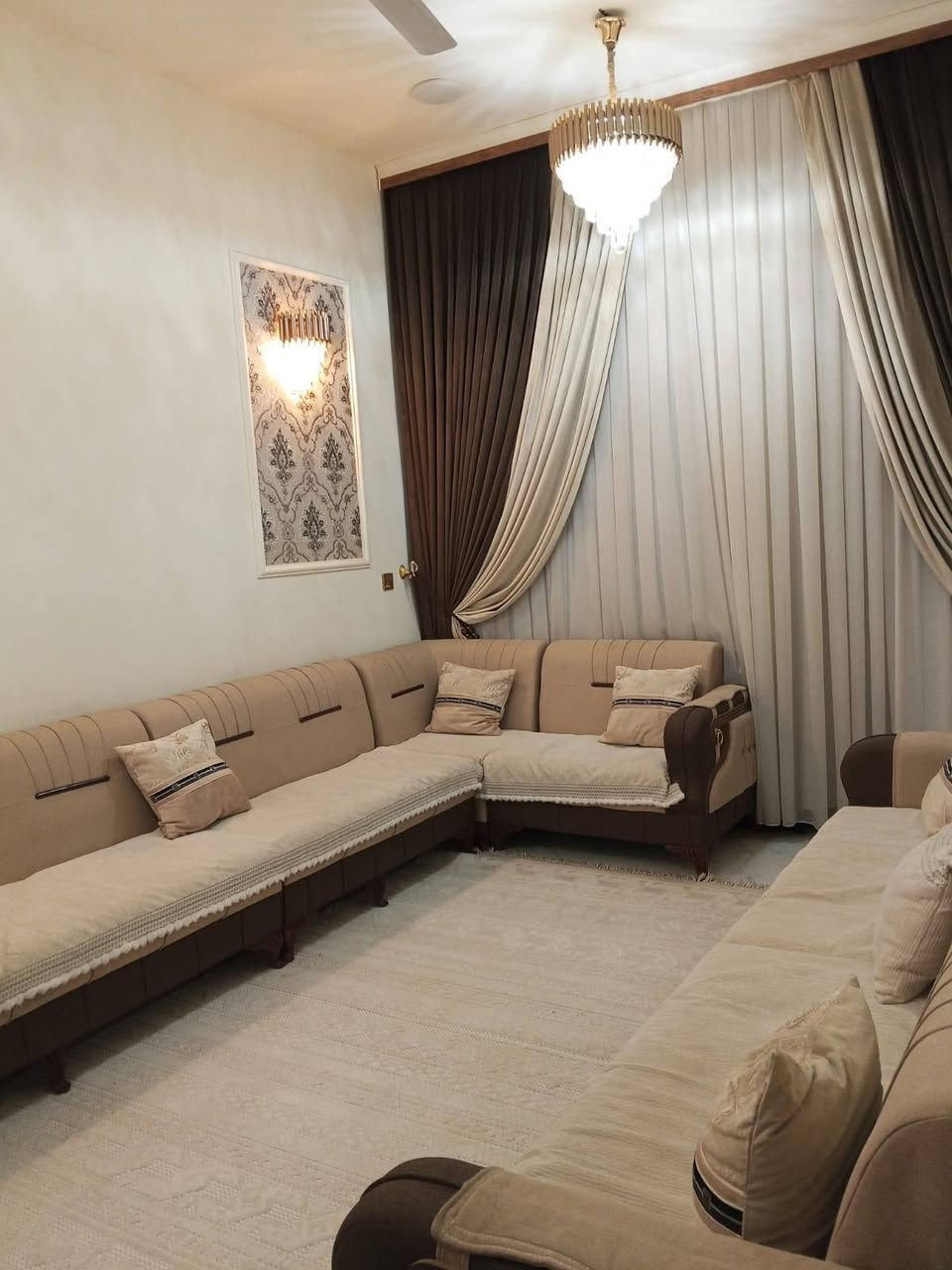 دار للبيع 🏠 بداية الزعفرانية __ الشهداء. اول فرع من شارع مركز الشباب
مساحته 110 زراعي مجاور الطابو 
بناء حديث ٢٠٢٥
٣ غرف نوم كبيرة 
مطبخ حار 
حمامات ٣ 
مدخلين على الإستقبال وعلى الصاله 
سطح مسقف
 للاستفسار 
***********
